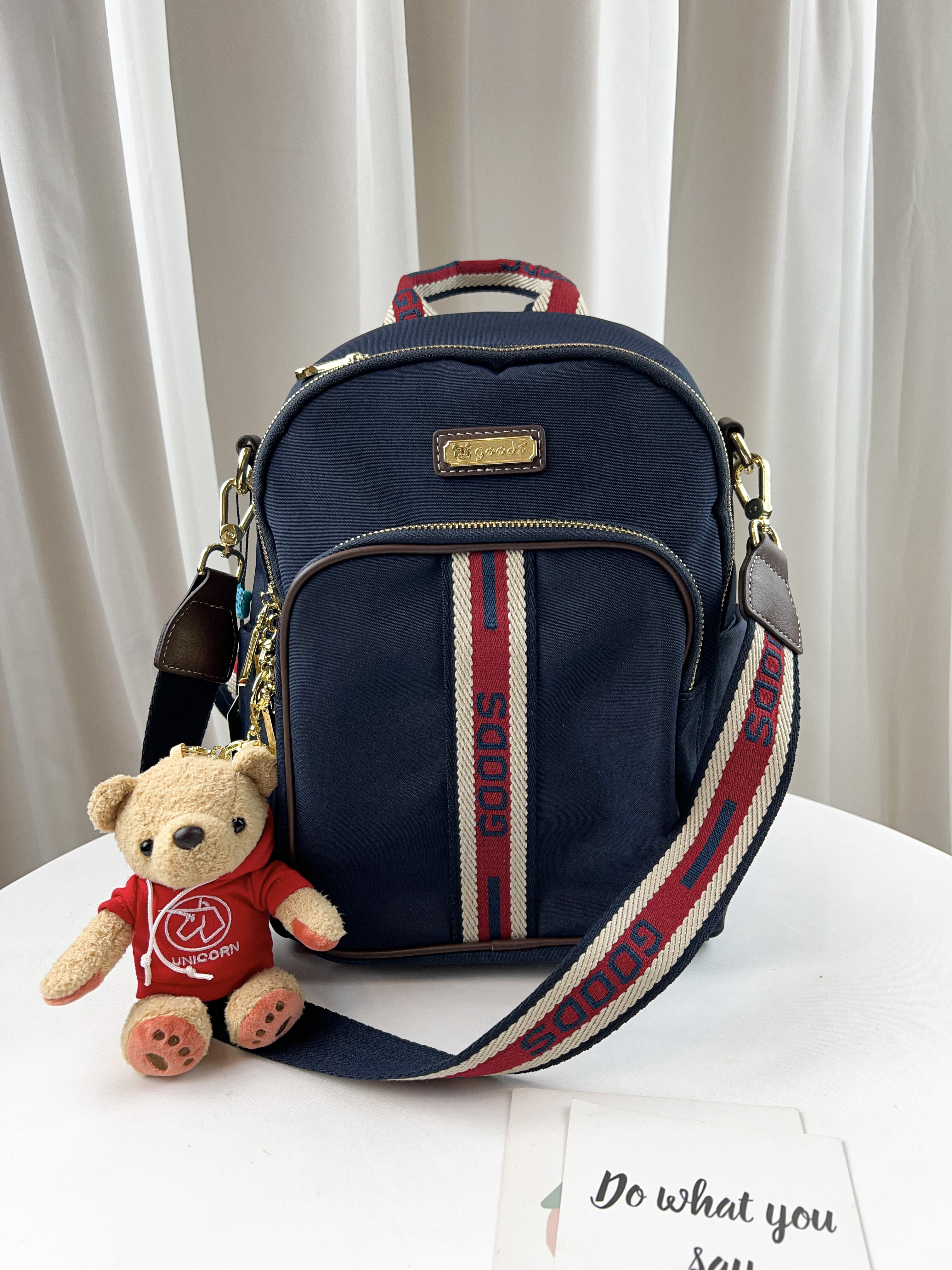 GOODS 織帶丹寧藍 運動風防潑水後背包 / 側背包 附小熊吊飾 #2795