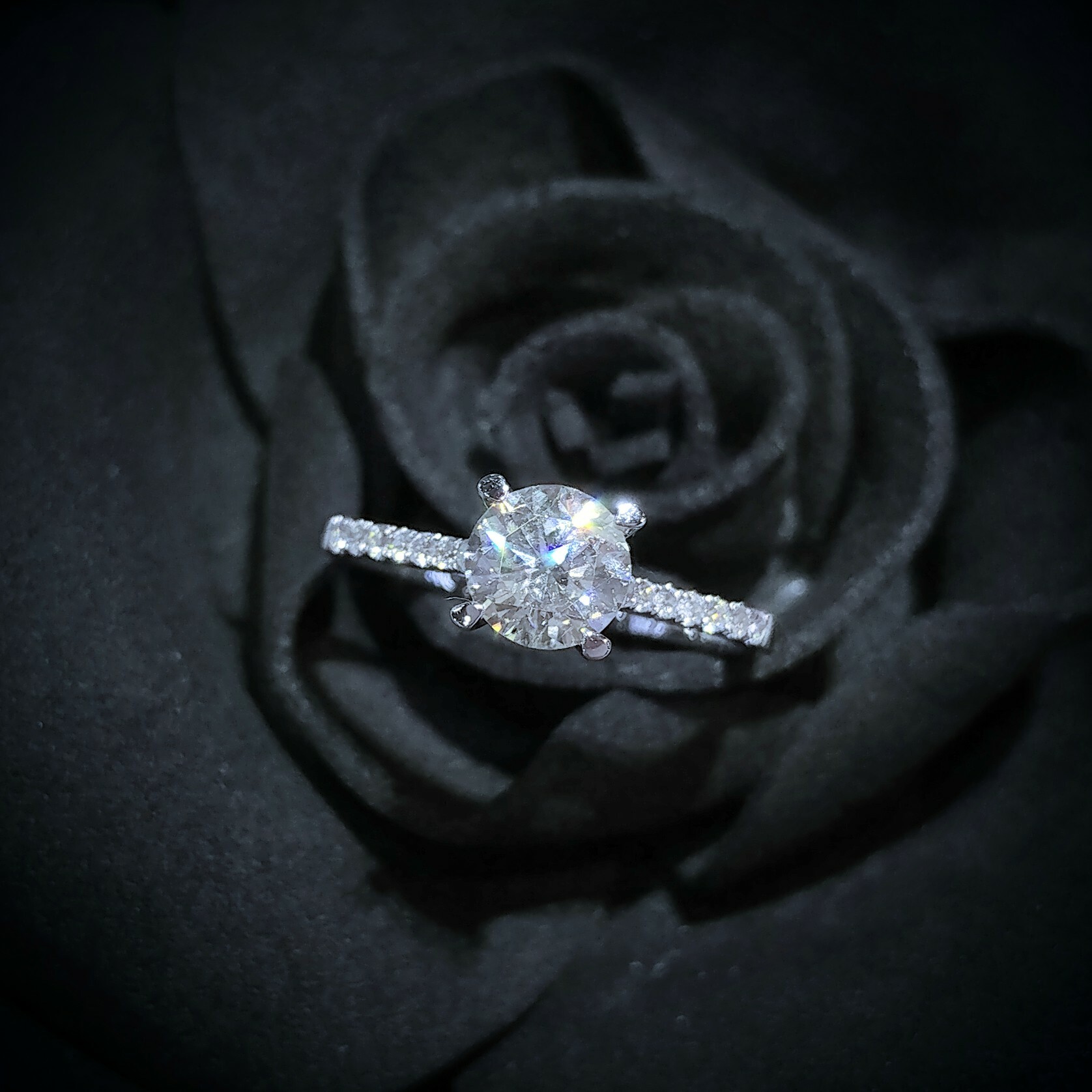 全新18K白金【單粒71份鑽石】 配小鑽共81份鑽石戒指