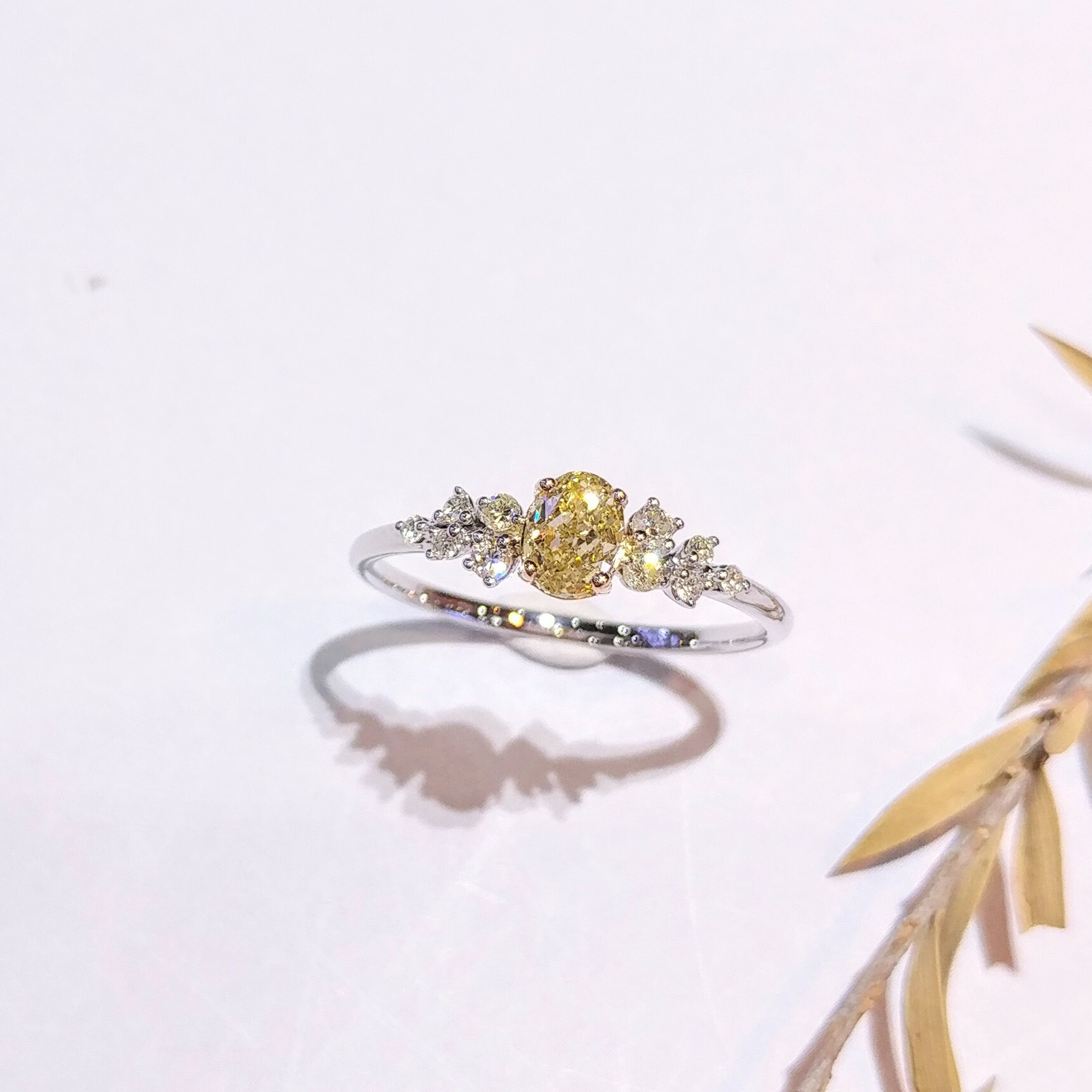 全新18K金【單粒36份蛋形彩黃鑽】配小鑽共47份鑽石戒指