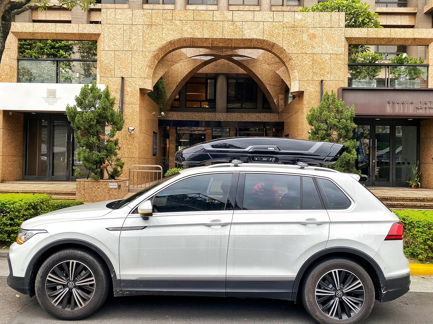 VW-Tiguan(thule 958x車頂架+vector 行李箱)