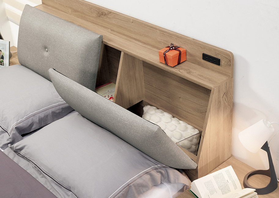 北歐風木材質收納床頭櫃，具插座與多功能抽屜