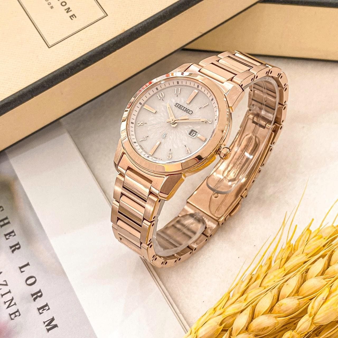 【SEIKO 精工】LUKIA系列  不鏽鋼玫瑰金色太陽能錶 V137-0DK0P (31mm) 現代鐘錶