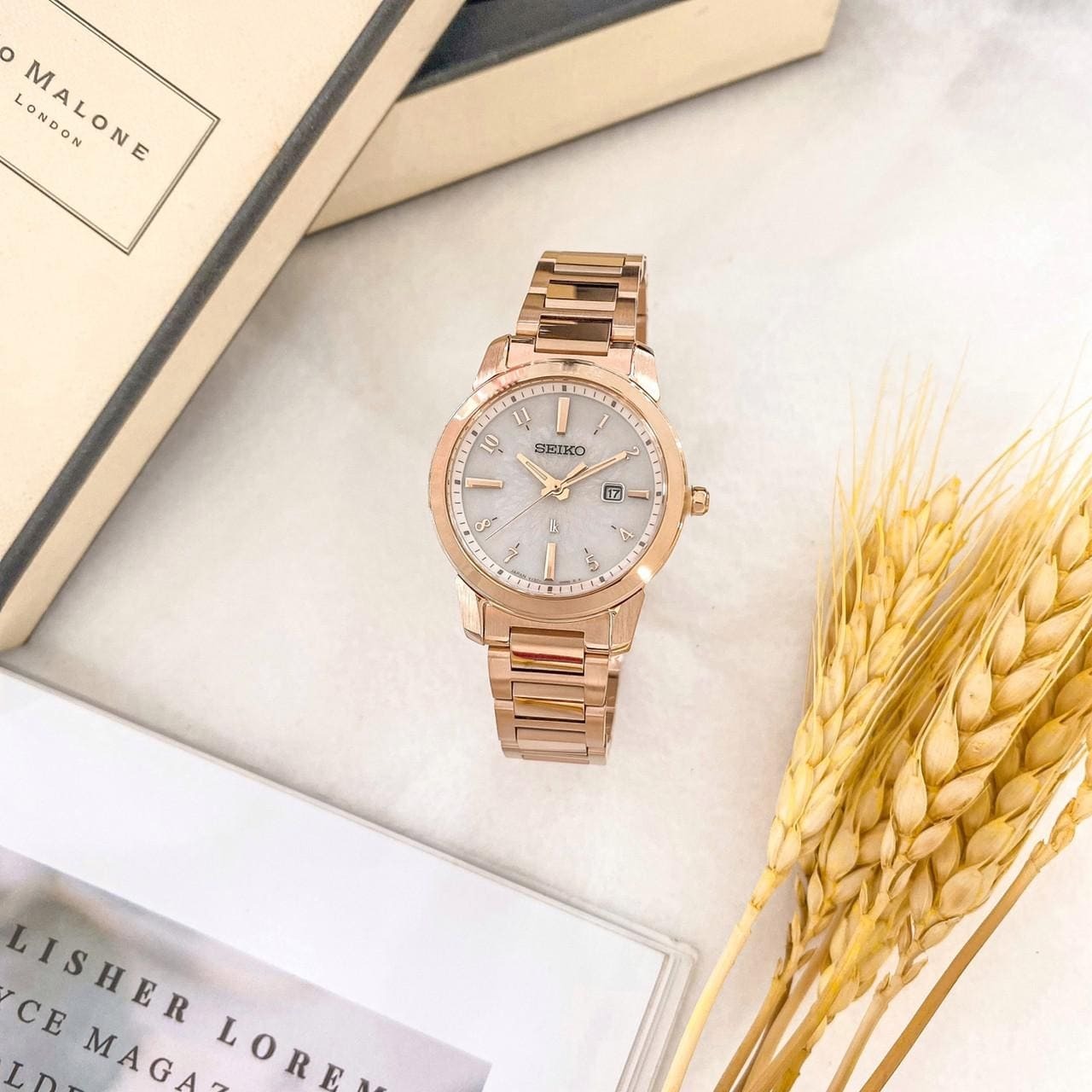 【SEIKO 精工】LUKIA系列  不鏽鋼玫瑰金色太陽能錶 V137-0DK0P (31mm) 現代鐘錶