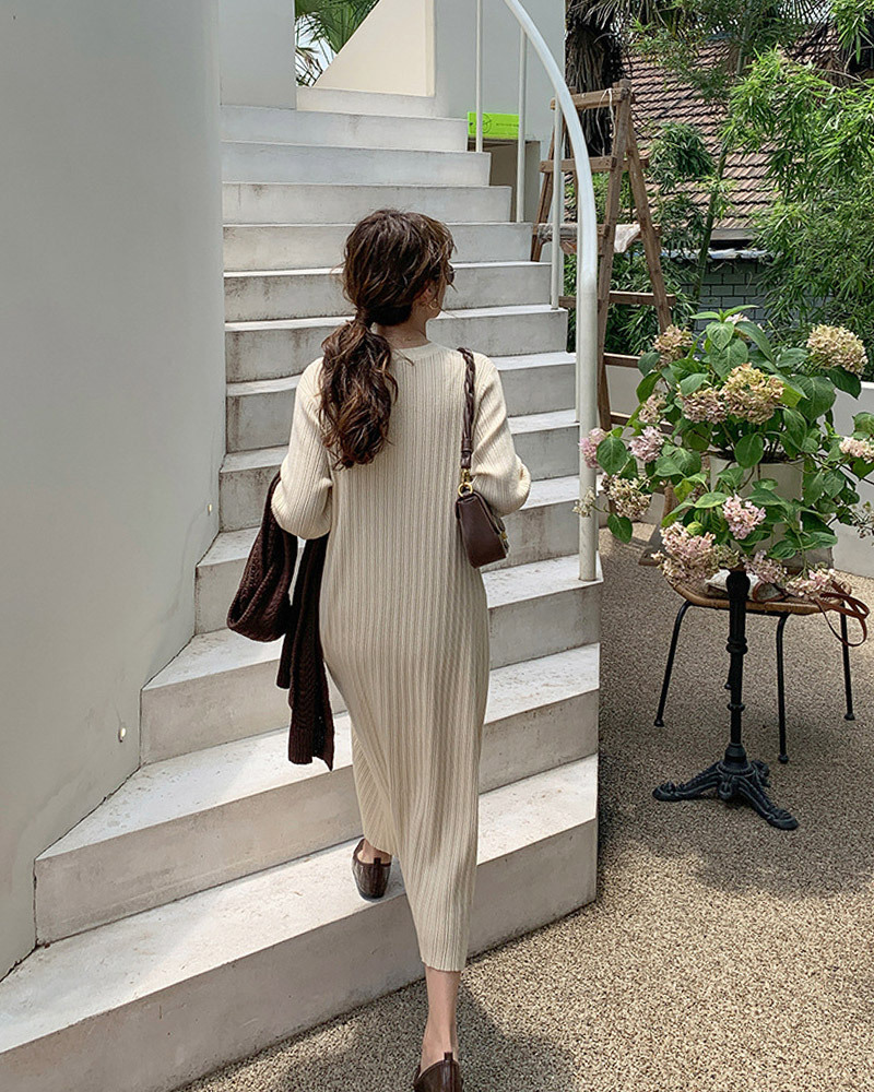 DEER.W V領排釦紋理針織洋裝 米杏