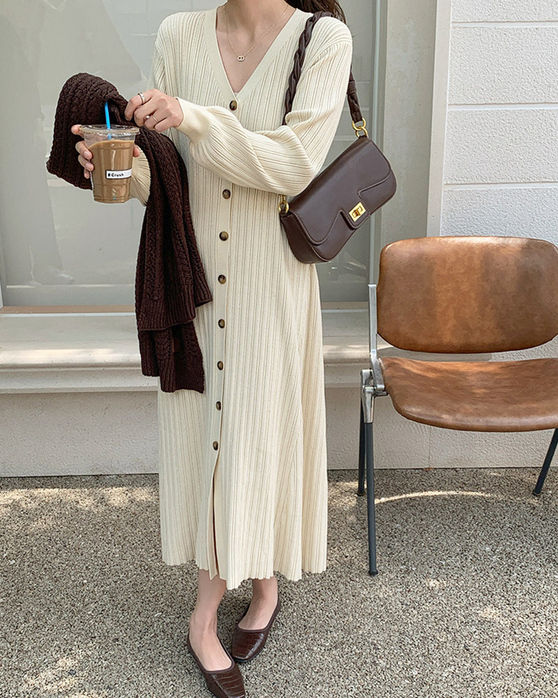 DEER.W V領排釦紋理針織洋裝 米杏