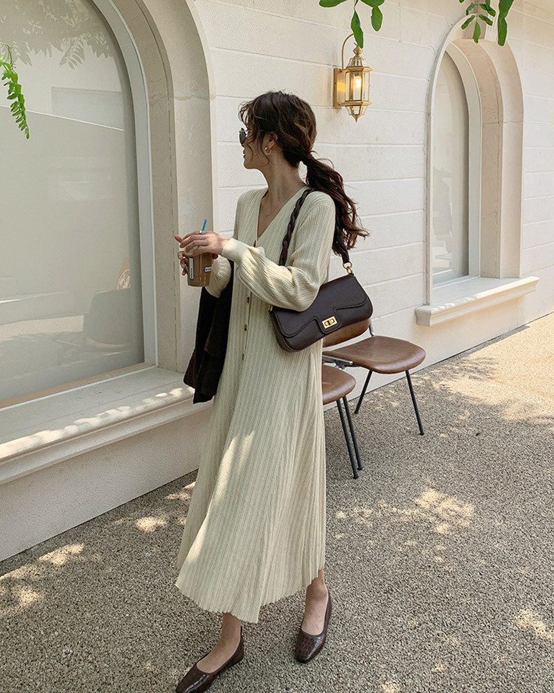 DEER.W V領排釦紋理針織洋裝 米杏