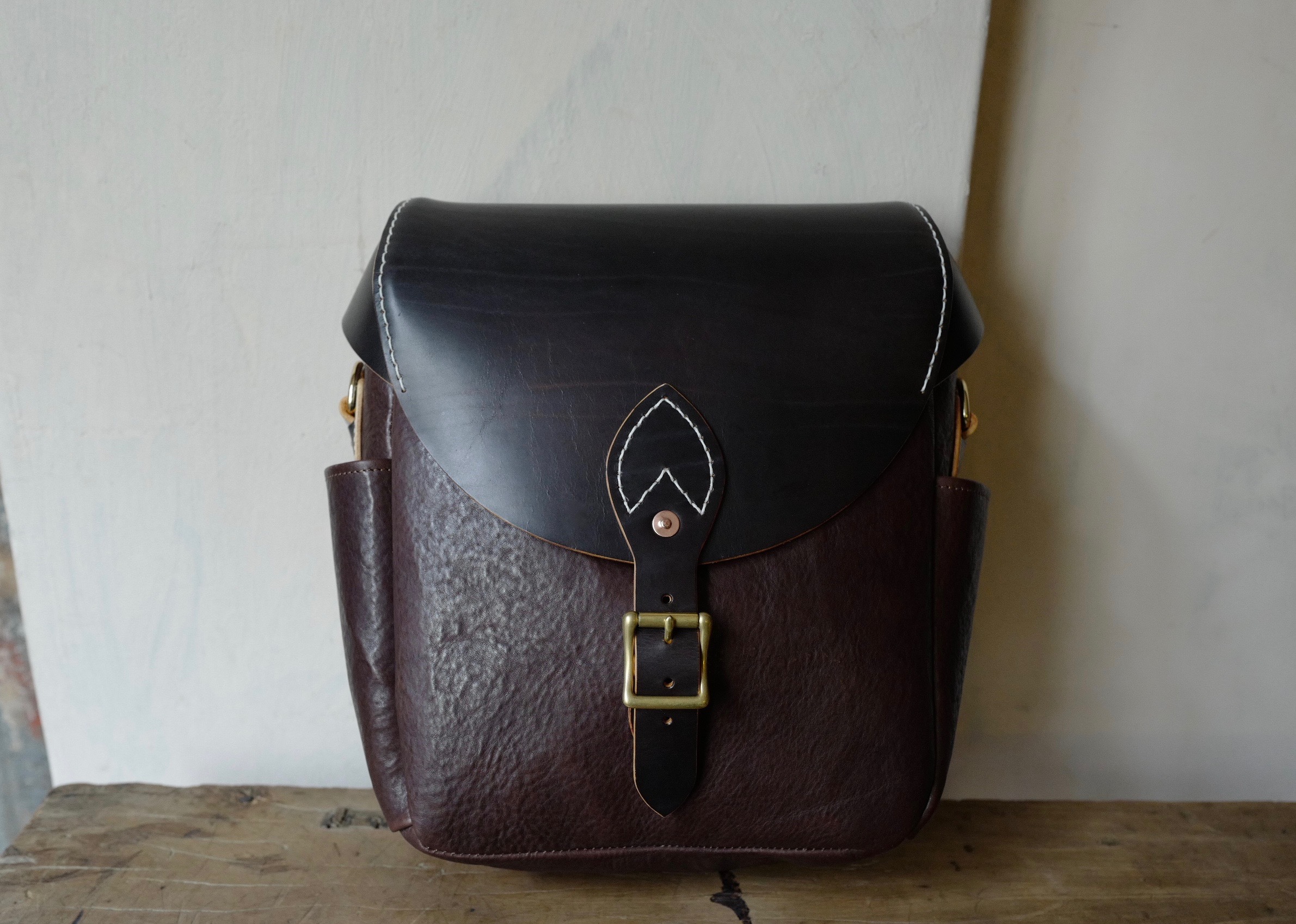 『Faith』S.F.K cross body bag 義大利植鞣牛革鎚擊紋 Dark Brown X Tea Core Black 須事先詢問現貨數量