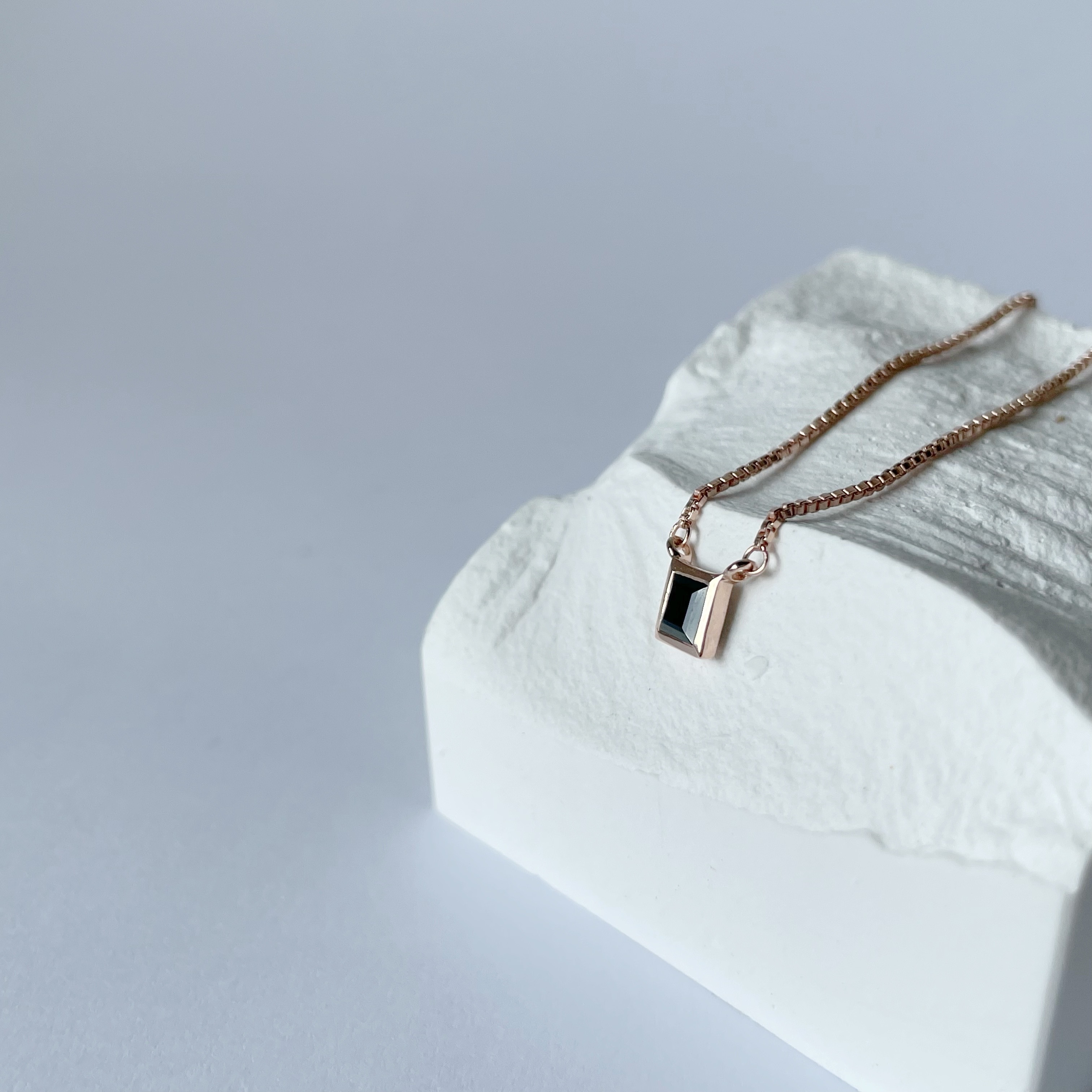 Lego正方黑尖晶盒子鎖骨鏈