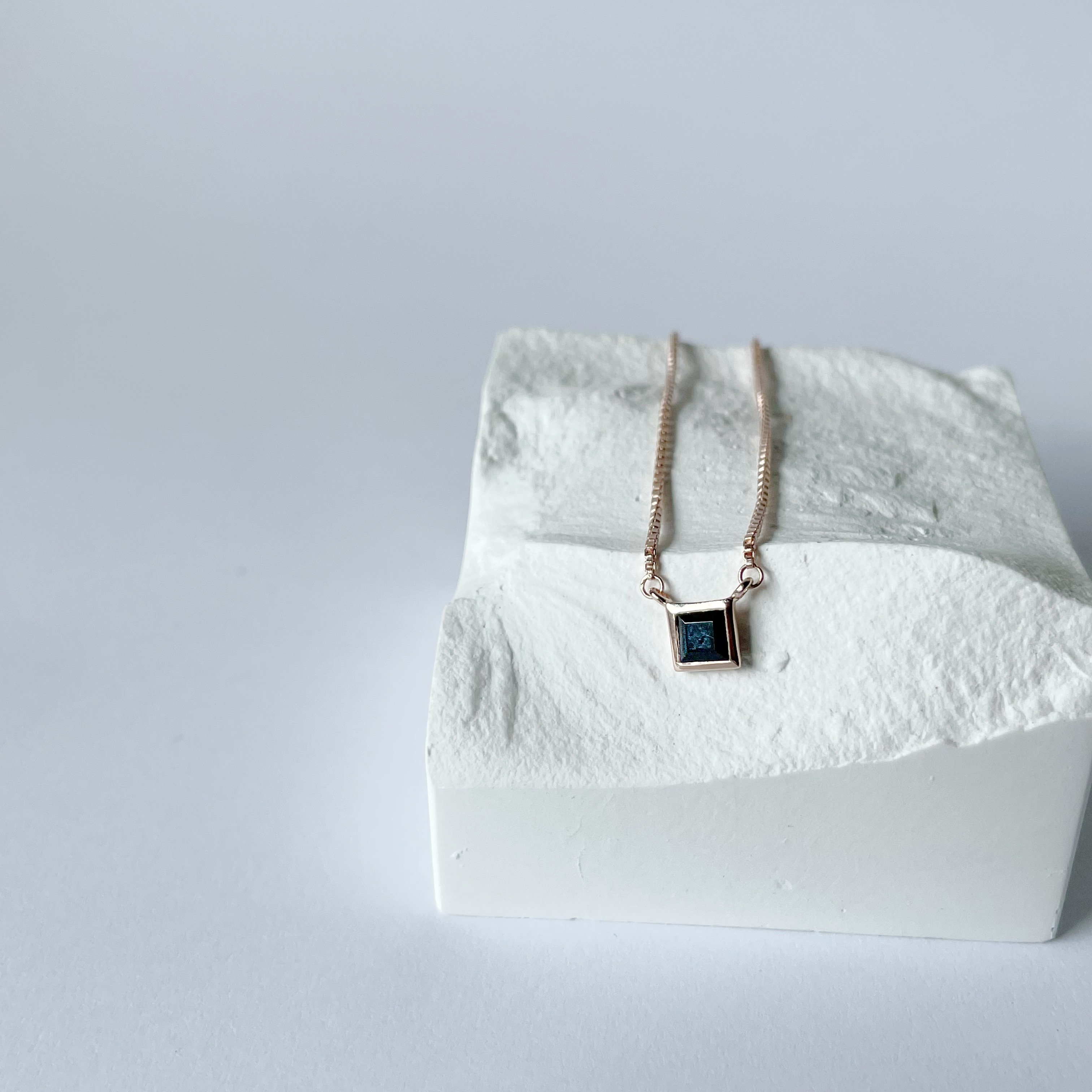 Lego正方黑尖晶盒子鎖骨鏈