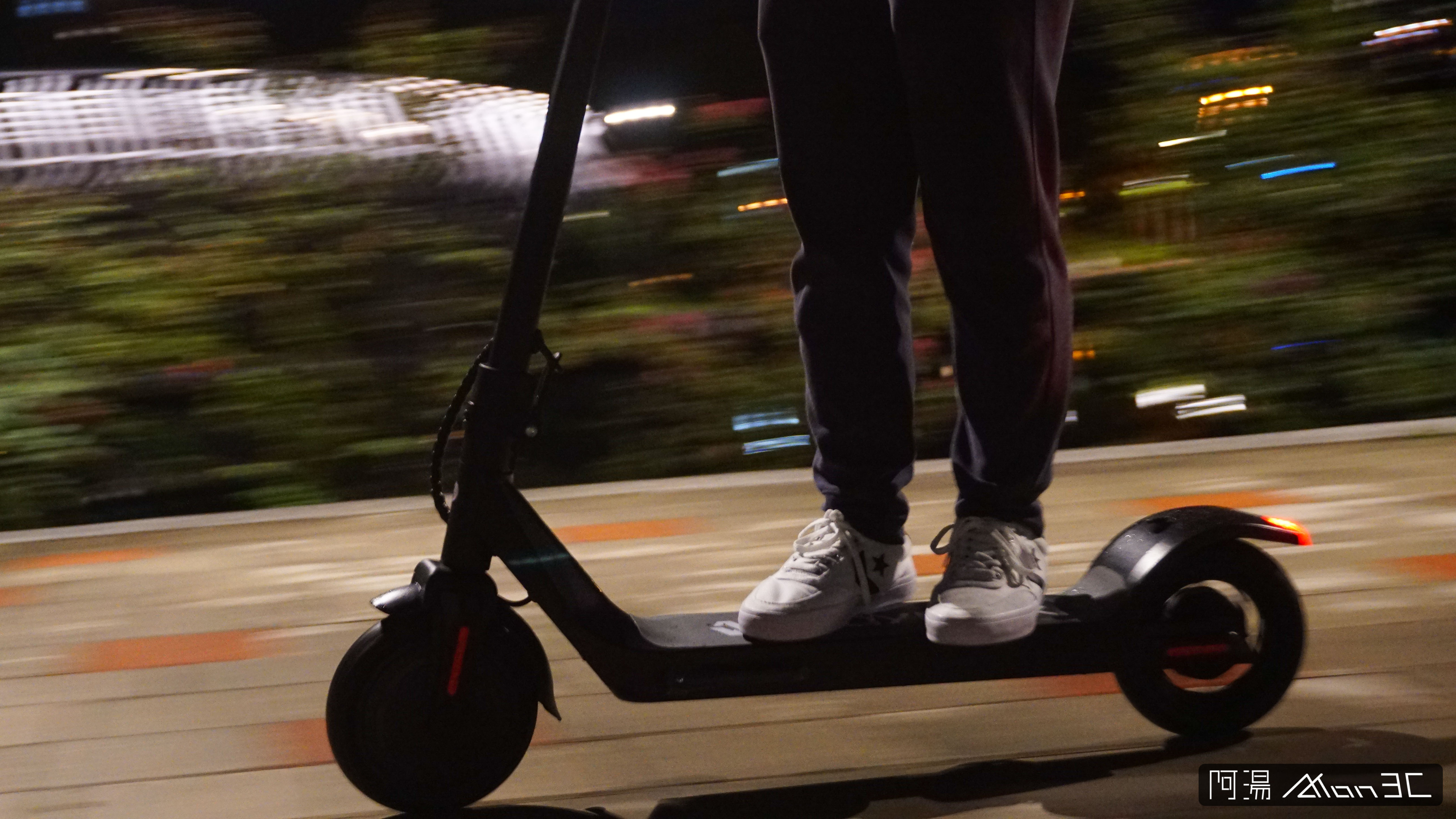 一位穿著白色鞋子的男生騎著黑色的Waymax X7電動滑板車