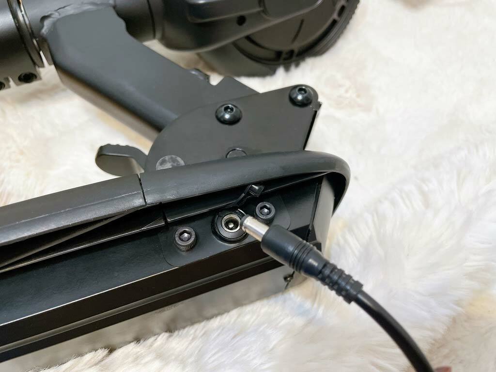 Waymax Lite-1電動滑板車的充電孔