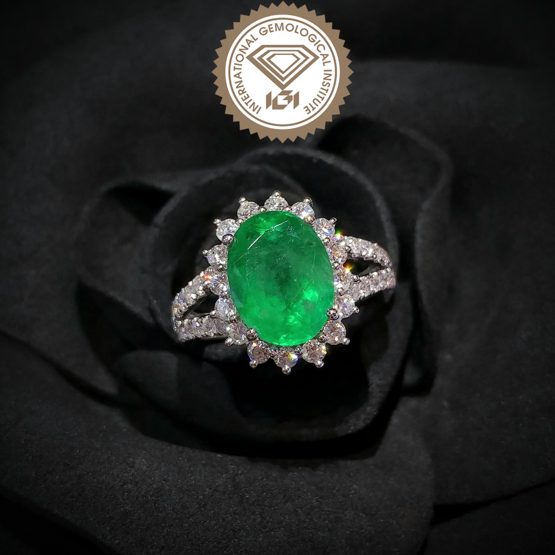 18K White Gold 2.78ct Emerald and Diamond Ring