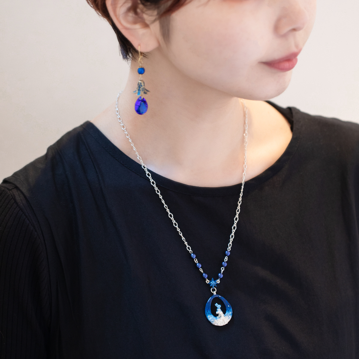 月球上仰望宇宙的兔子頸鏈