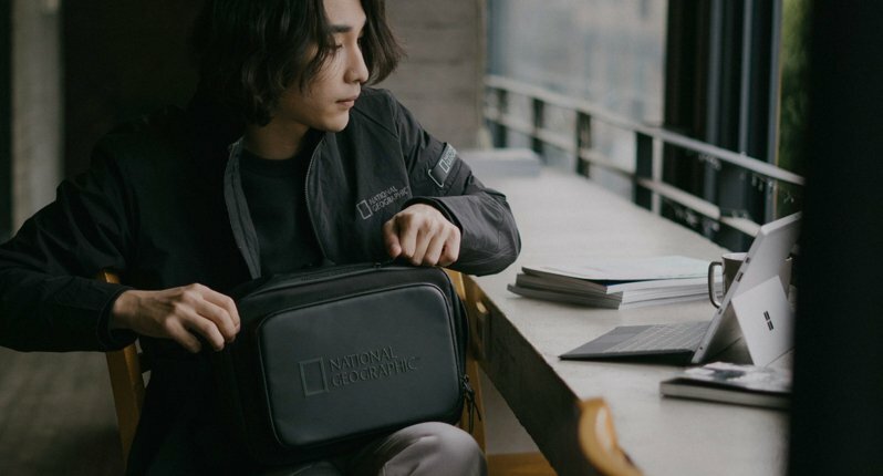 National Geographic 碳黑側背包