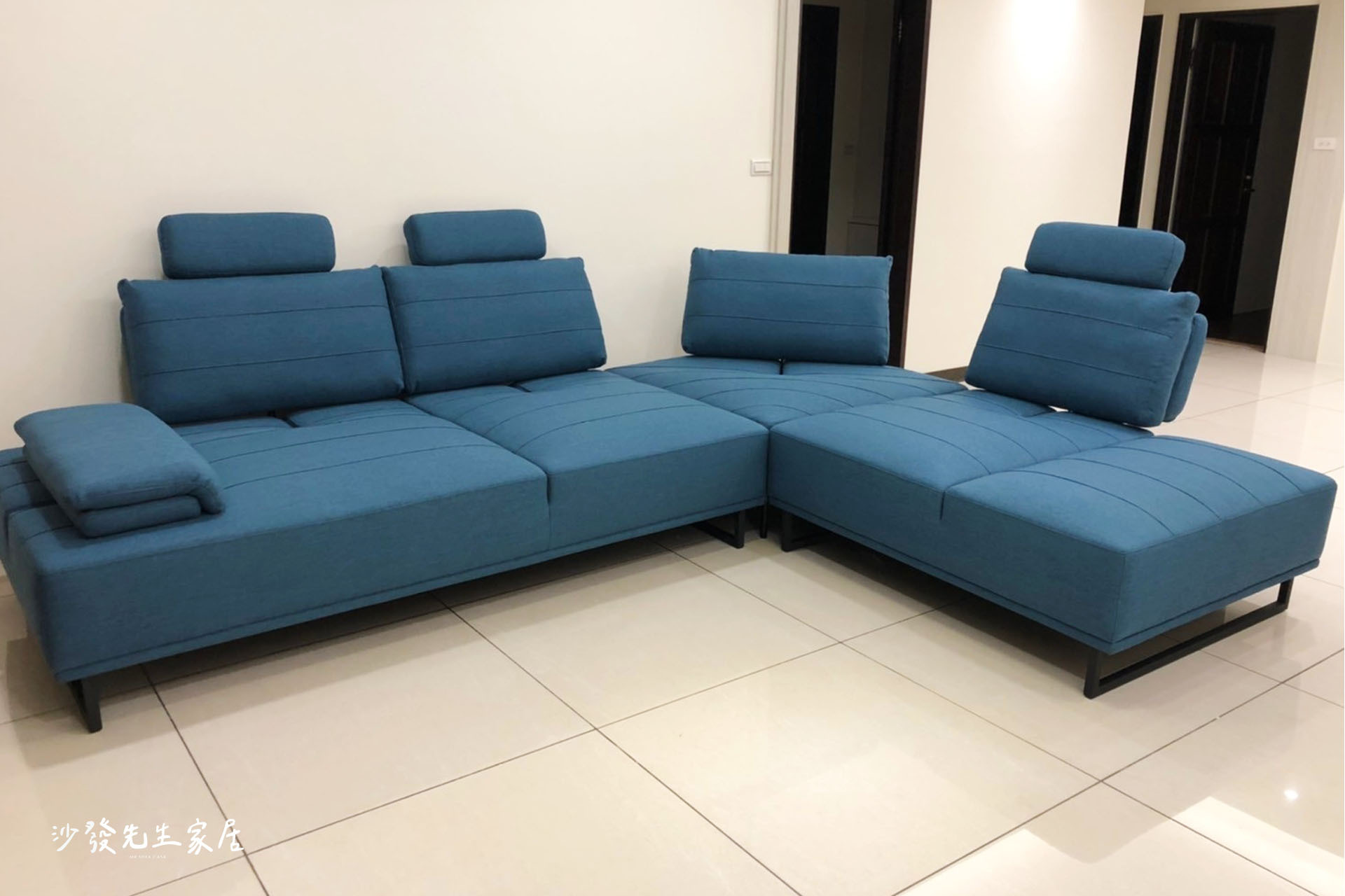 寬敞L型沙發身形加上椅背及扶手都能向外延伸