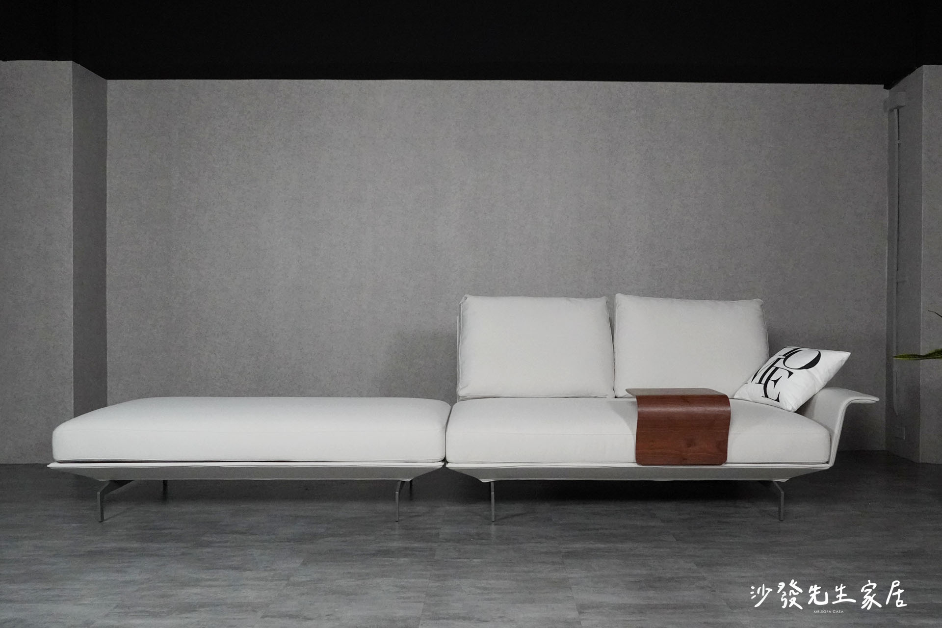 沙發椅身、背枕、扶手、邊几都可以讓你自由創作