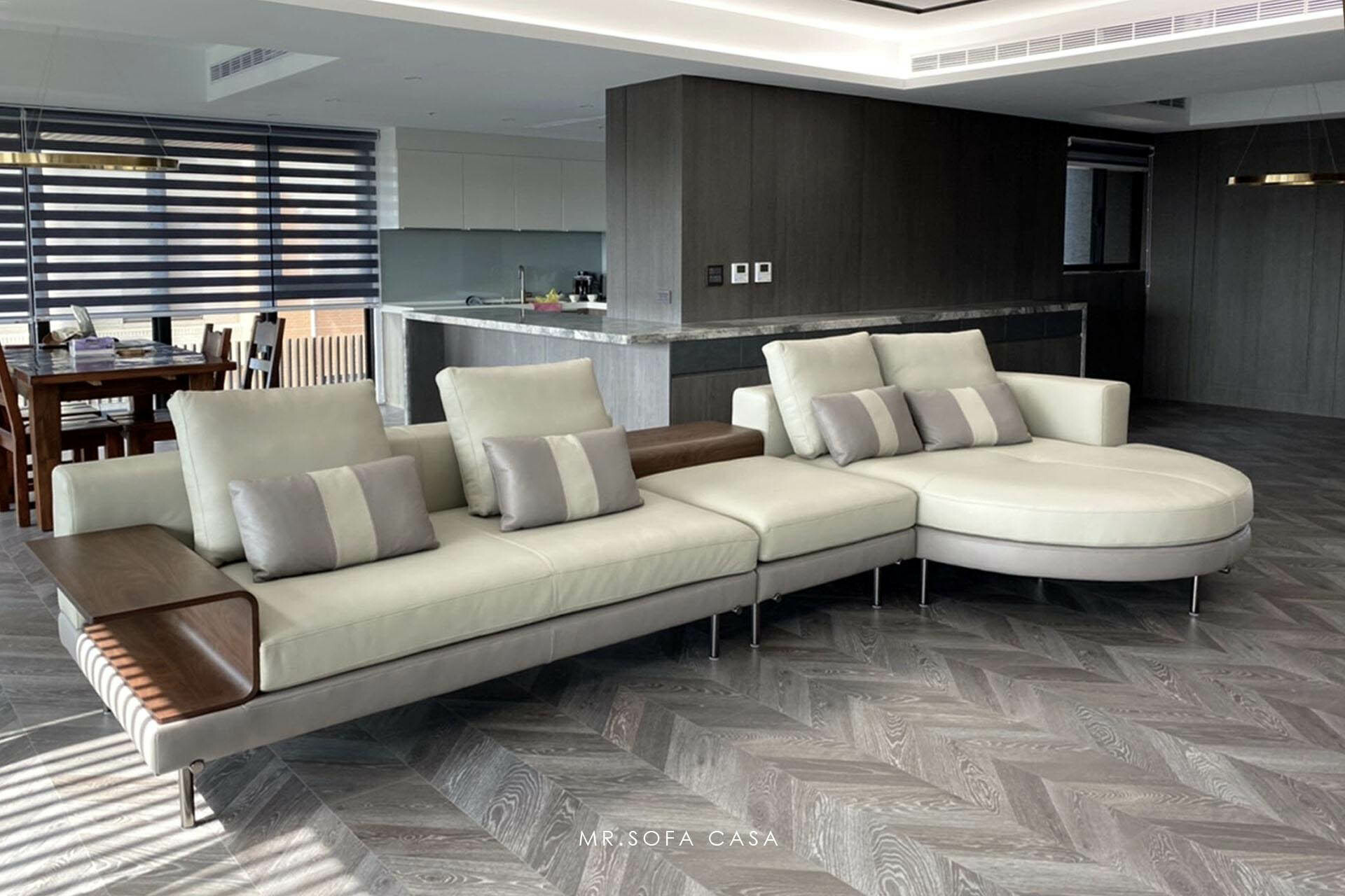 希望加入一點圓潤元素，緩和家中的視覺氛圍，可選用康尼沙發款式