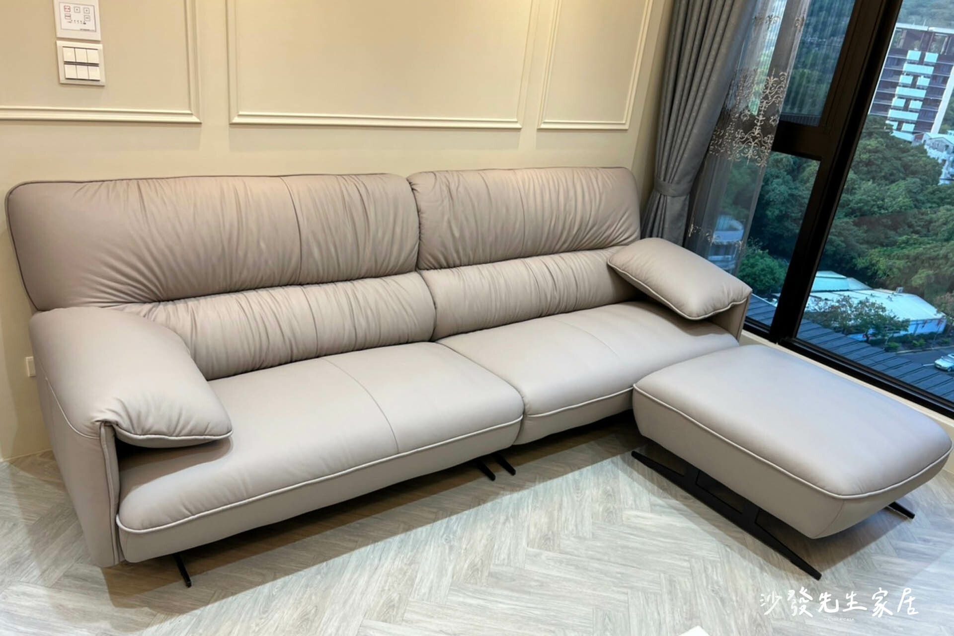 安東尼沙發外層皮料採用頂級NAPPA小牛皮，觸感親膚舒適