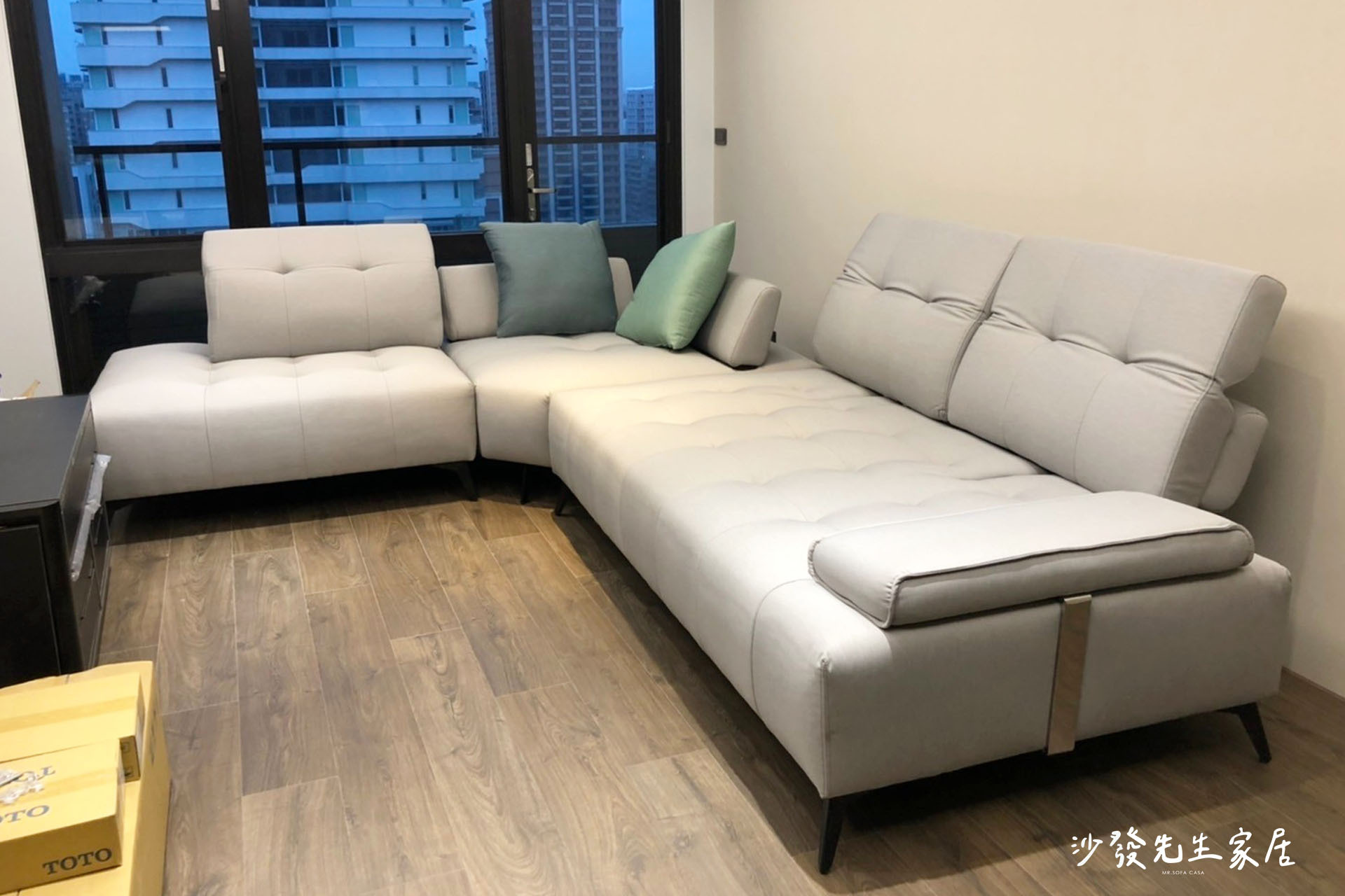 雙功能沙發除了體型寬大能夠提供許多座位，，多人使用下也不會感到壅擠