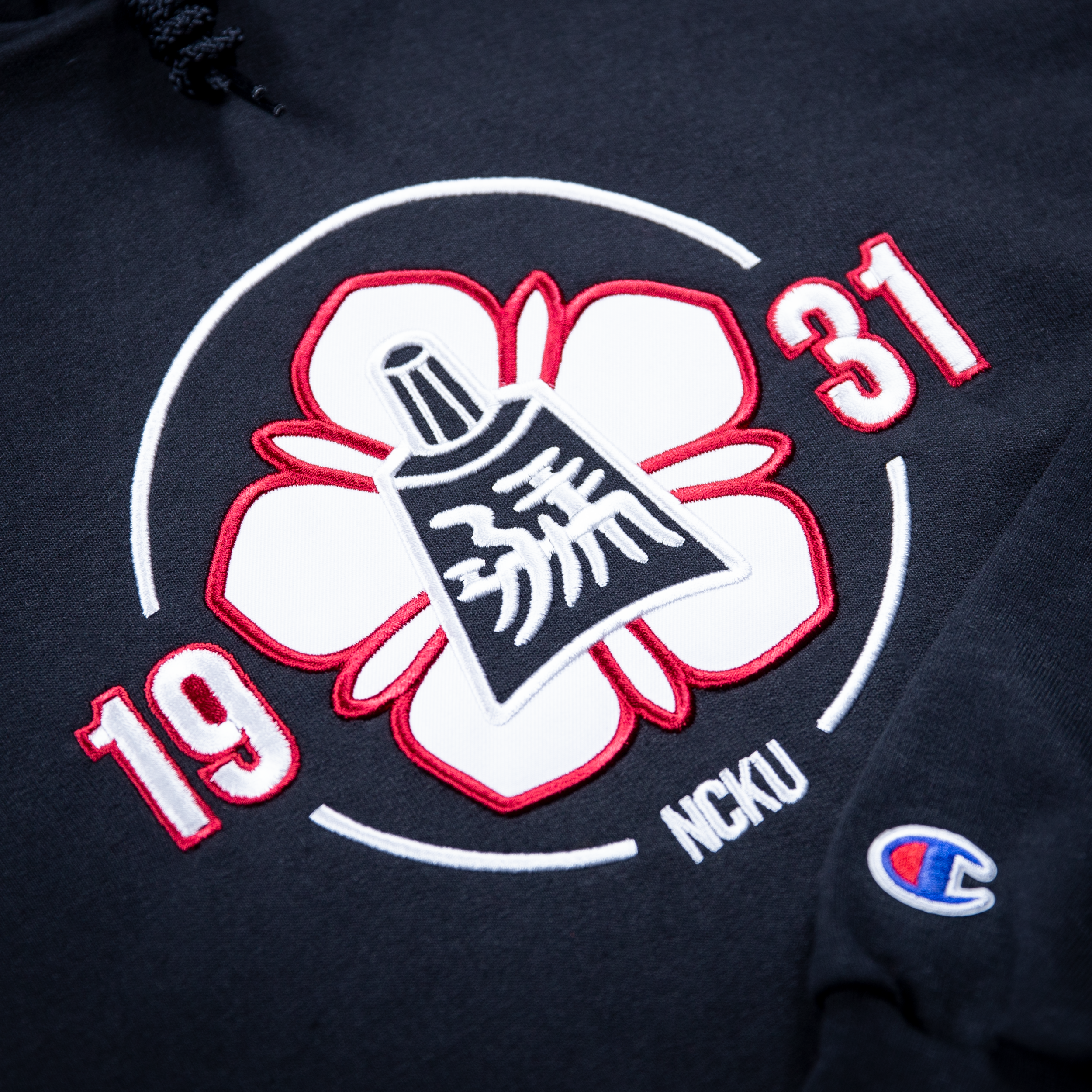 Champion® NCKU 成功大學 經典刺繡校徽款帽T-(黑色)