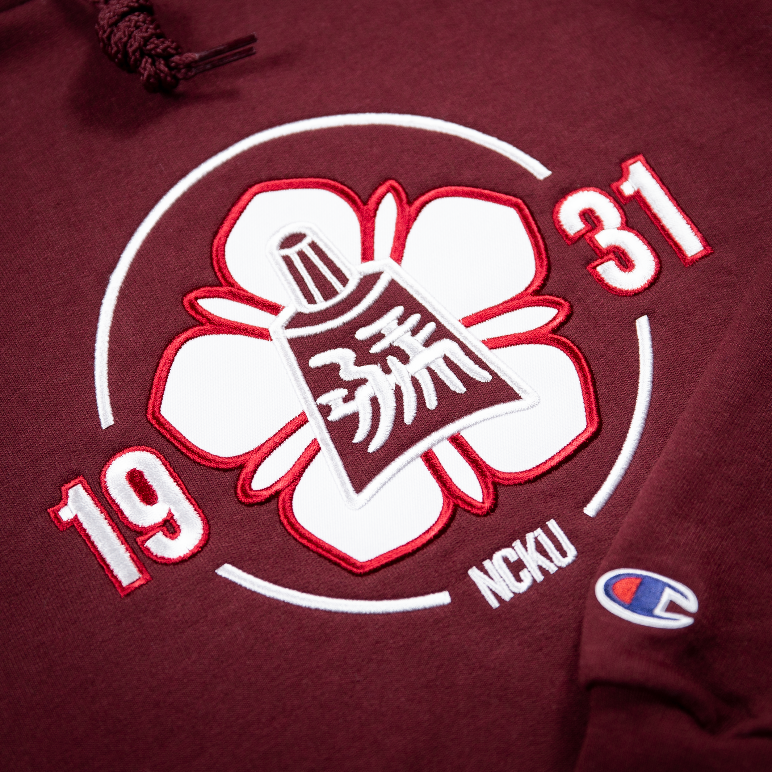 Champion® 成功大學 NCKU 經典刺繡校徽款帽T-(酒紅)