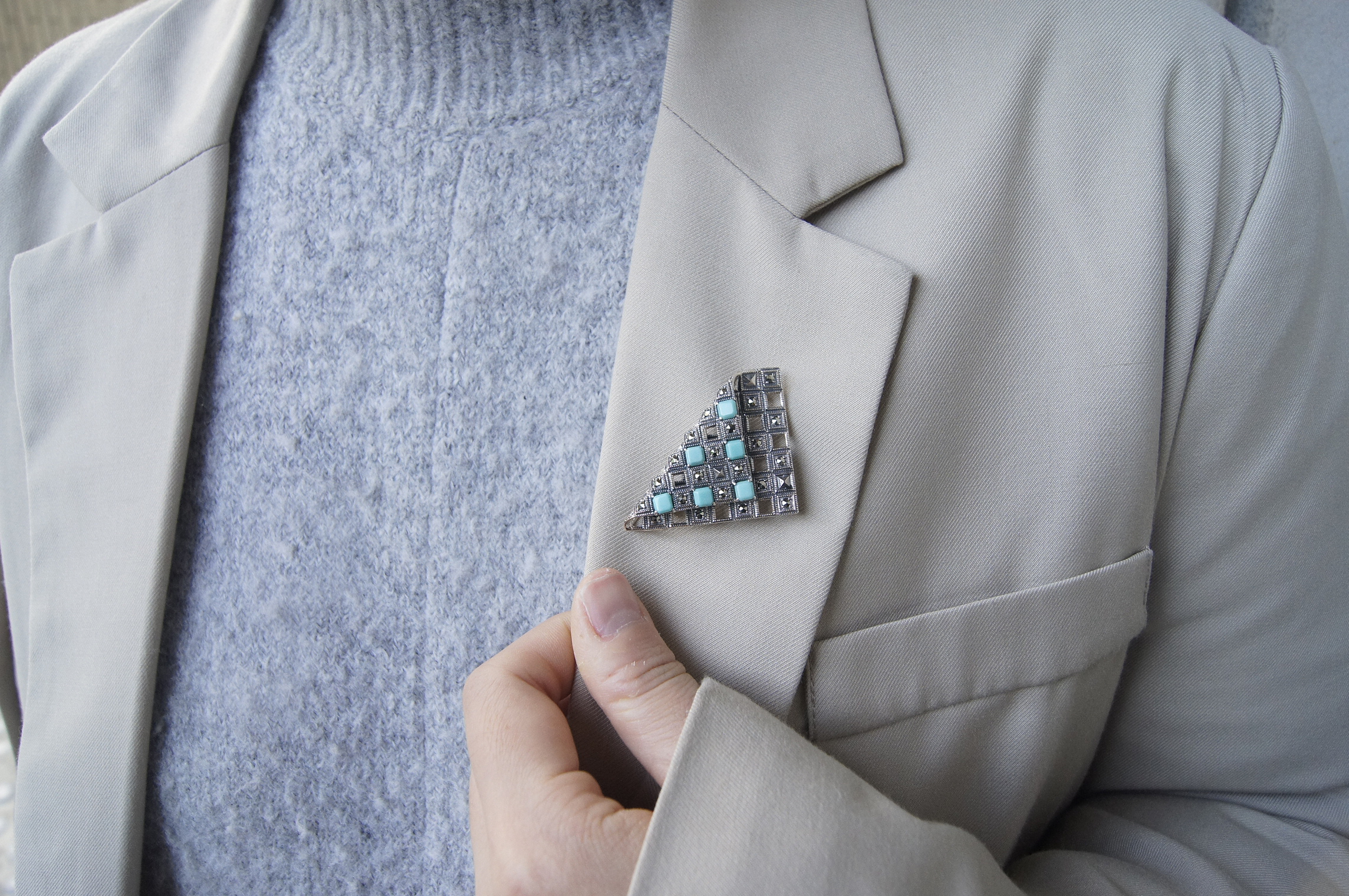 女人的手帕綠松石胸針