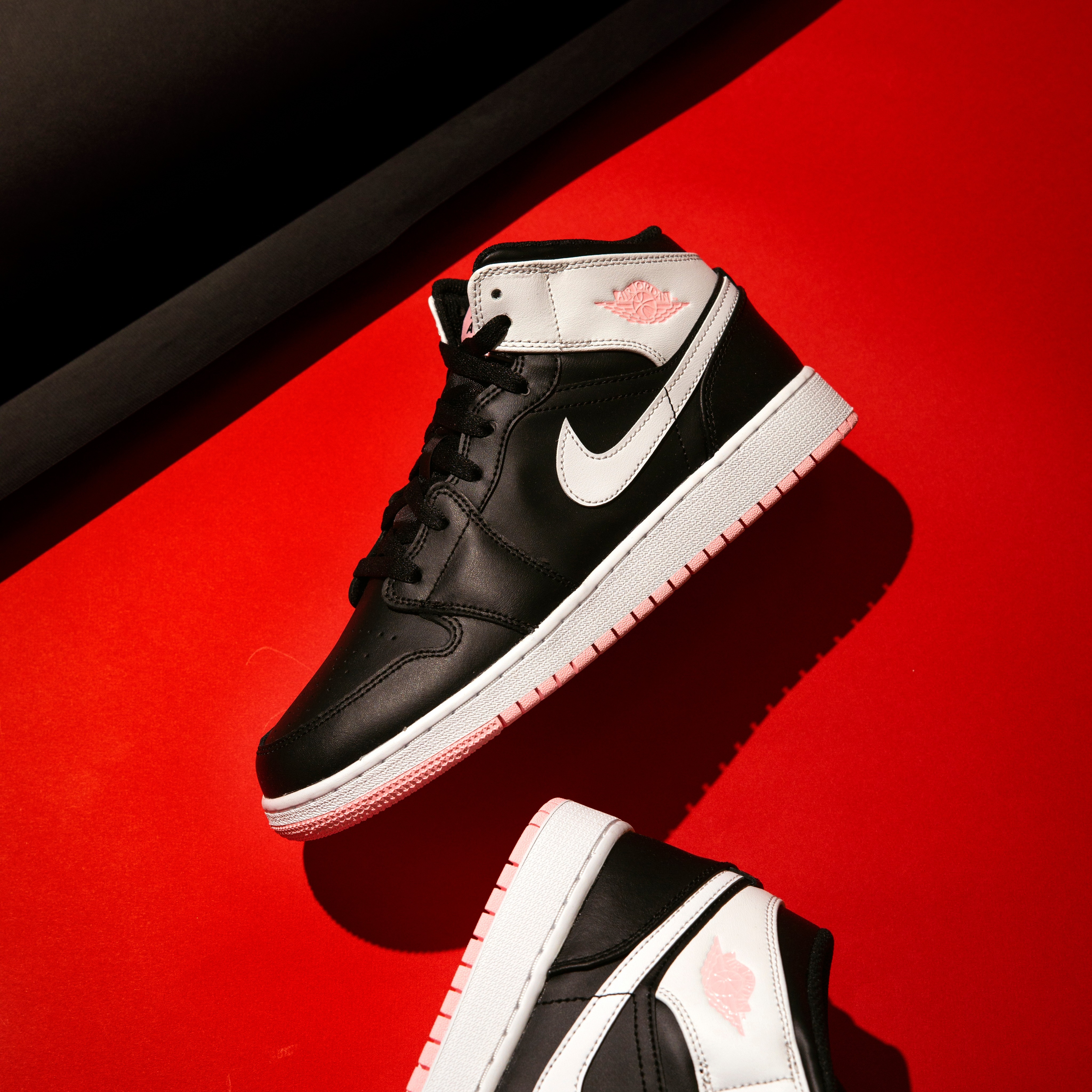 -(D1d)-aAIR JORDAN 1 MID "GETS A TOUCH OF ARCTIC PINK" 黑白 粉底-555112 061