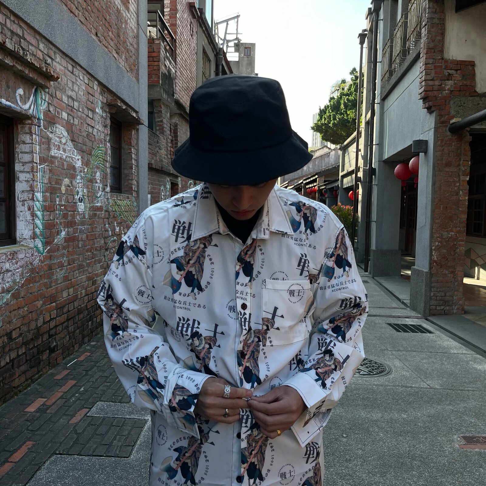 XCTRL 浮世繪勇士滿版長袖襯衫-白