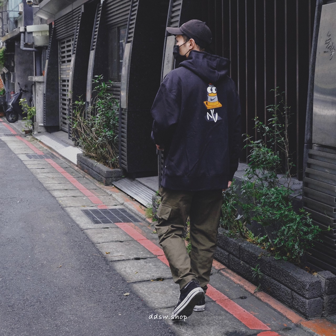 Nike SB 帽T 三角錐背圖連帽T 滑板系列 黑色 DJ1044-010