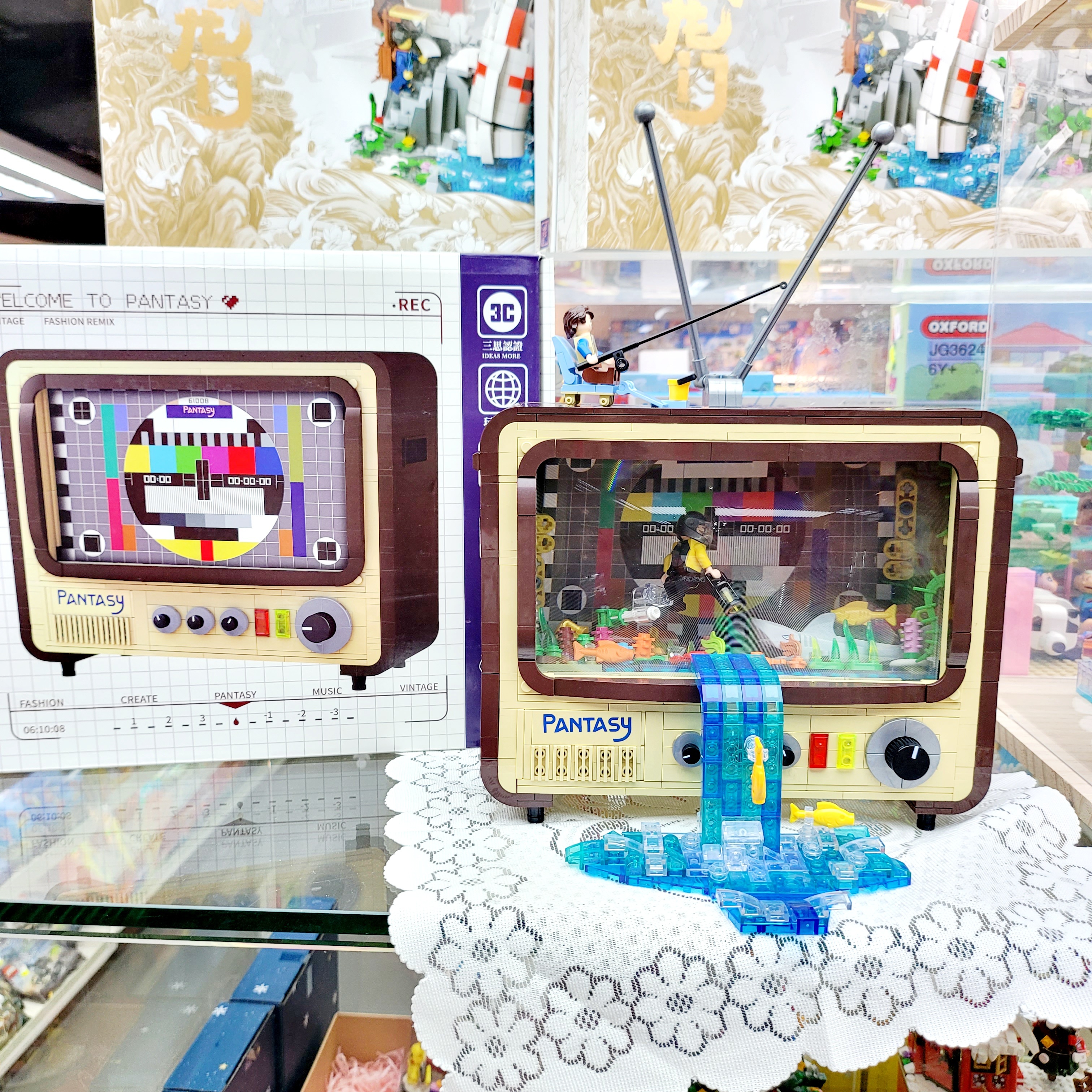 (品味創意系列) 積木復古電視機 連經典枱布 (可擺手機入去播片)