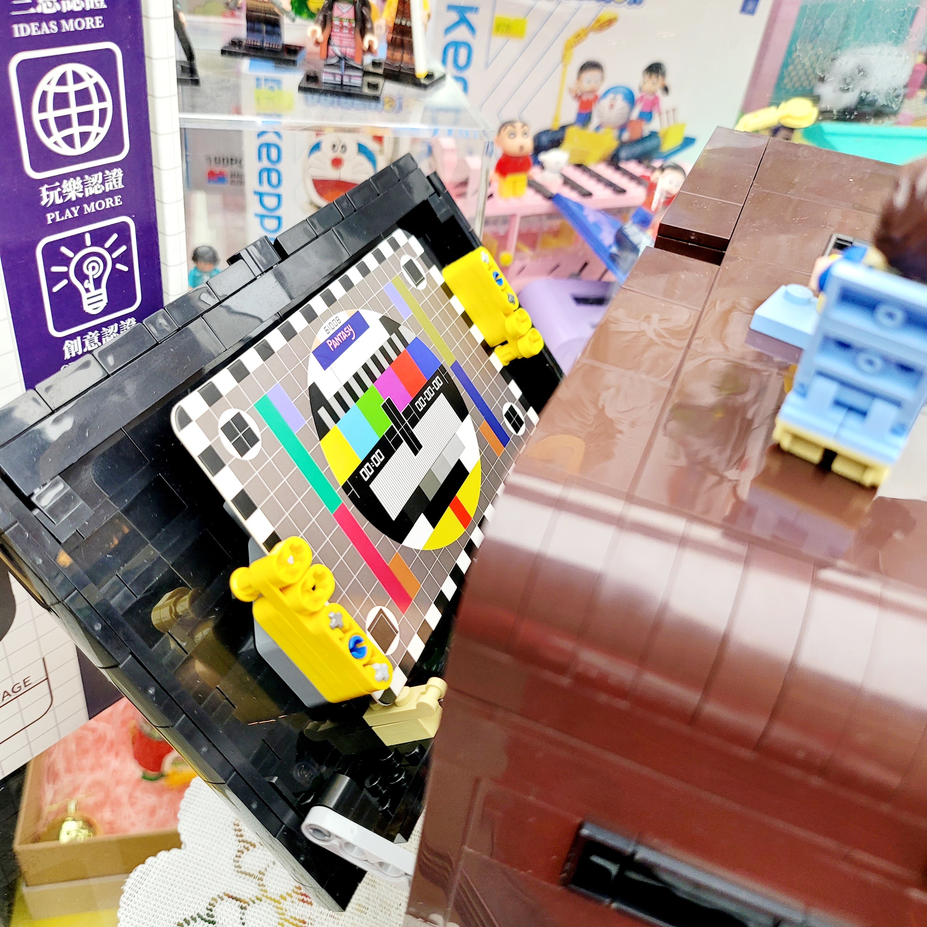 (品味創意系列) 積木復古電視機 連經典枱布 (可擺手機入去播片)