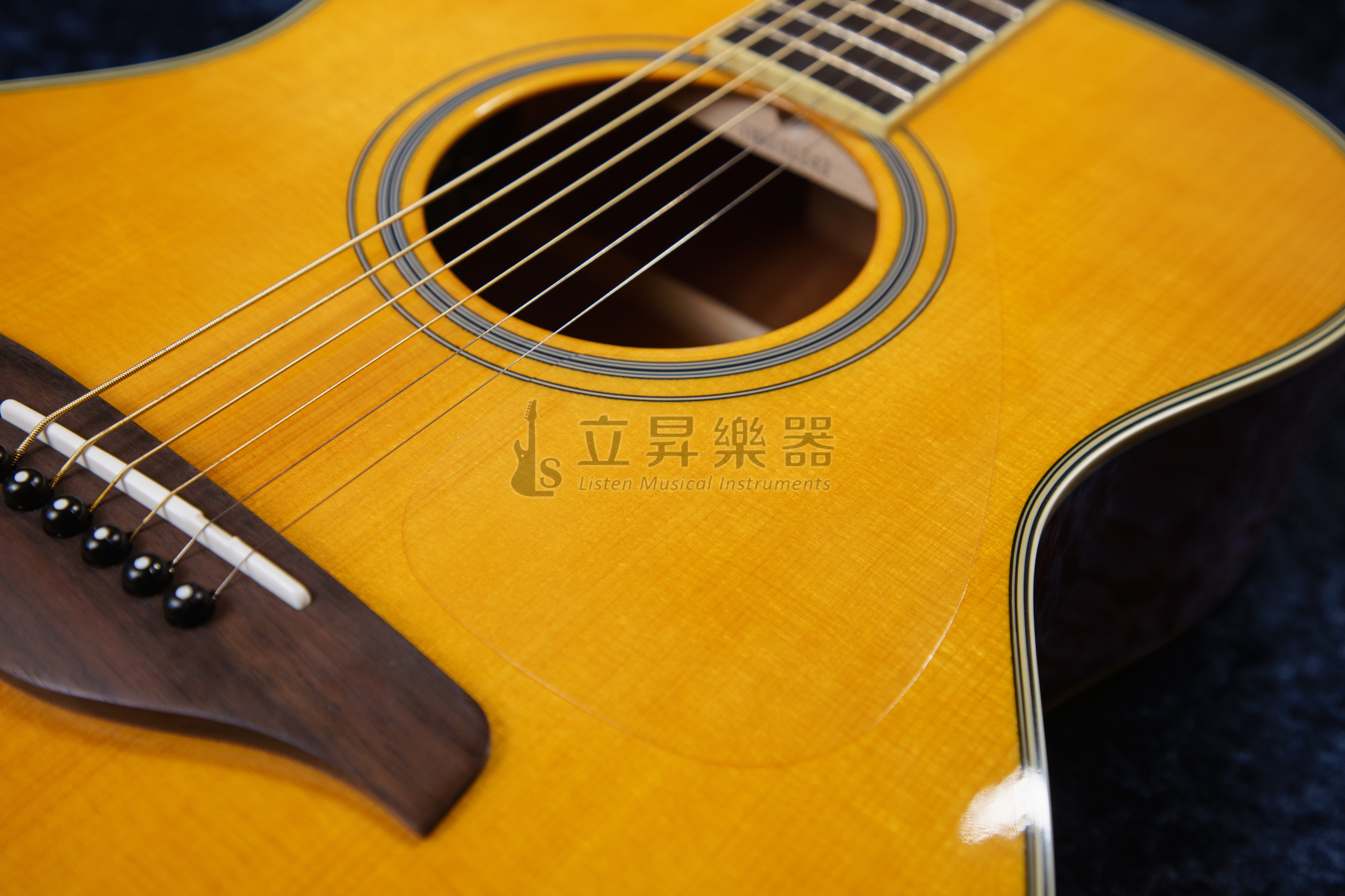 Yamaha FS-TA 單板電木吉他 原木色 Yamaha FS-TA 單板電木吉他 原木色 / 漸層色 TransAcoustic 加震拾音器 不需外接設備也有殘響和聲效果 附原廠後琴袋 第 3 張圖片｜三峽吉他 / Bass