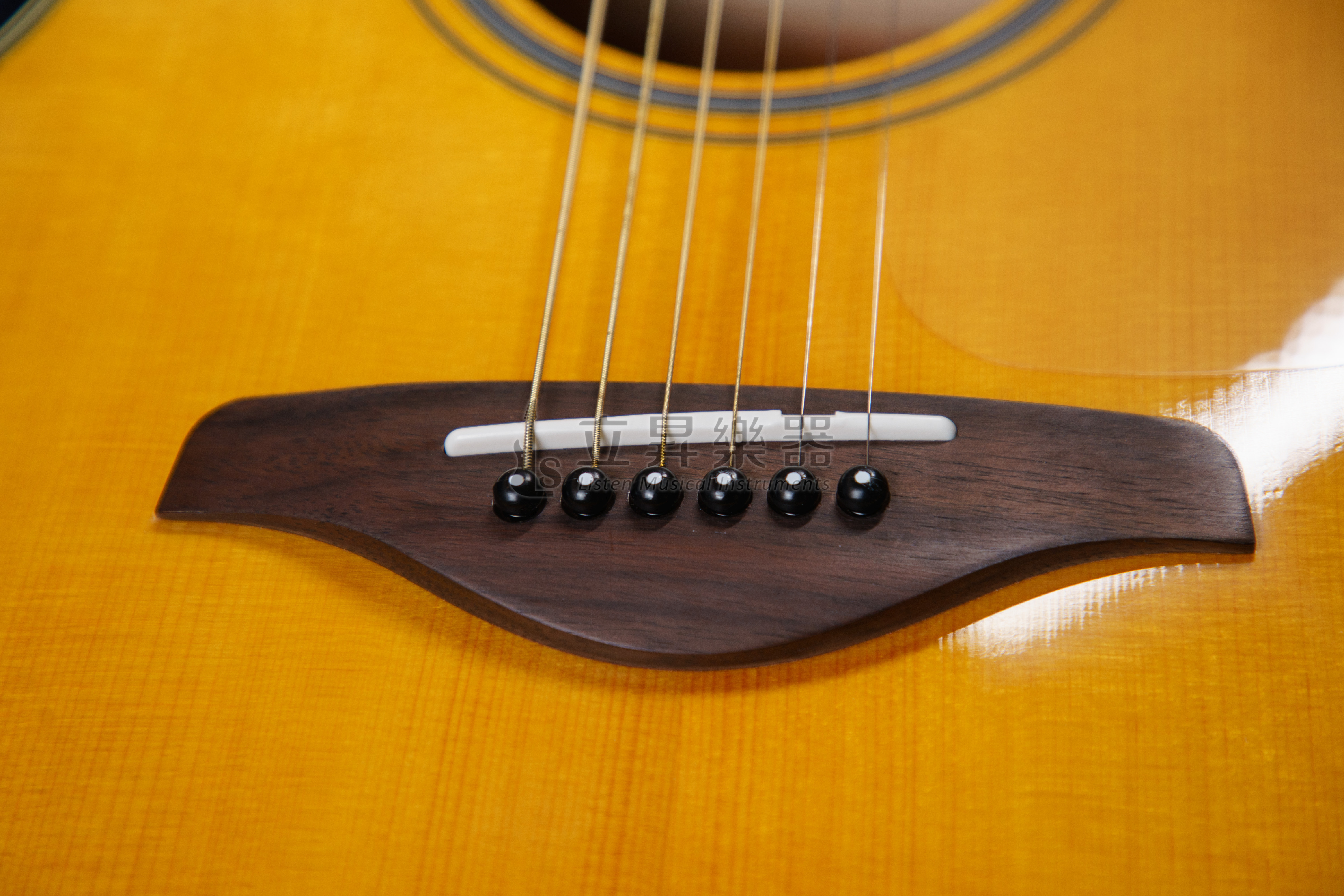 Yamaha FS-TA 單板電木吉他 原木色 Yamaha FS-TA 單板電木吉他 原木色 / 漸層色 TransAcoustic 加震拾音器 不需外接設備也有殘響和聲效果 附原廠後琴袋 第 4 張圖片｜三峽吉他 / Bass