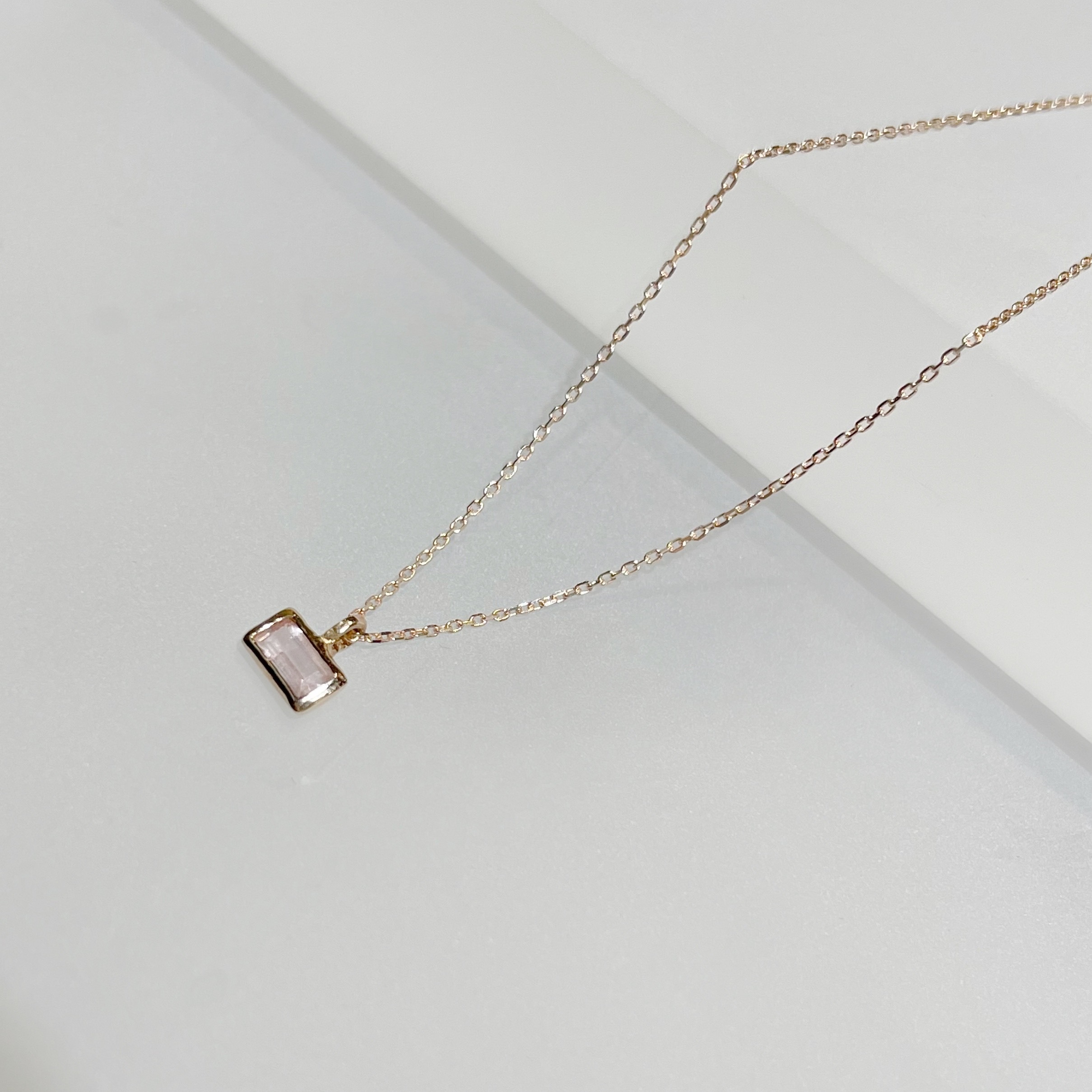 14K Lego橫細方粉晶鎖骨鏈