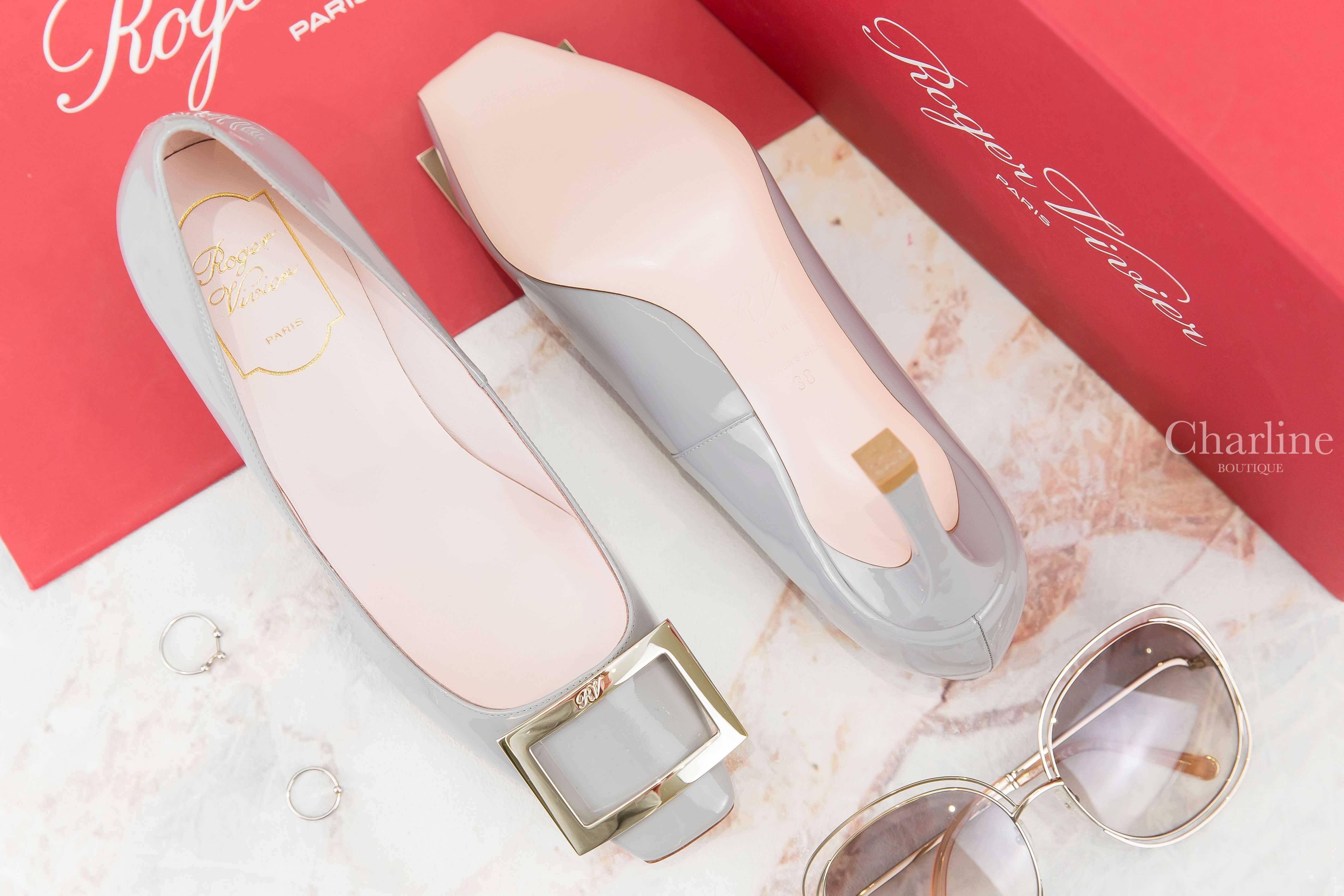Roger Vivier Trompette Metal Buckle Pumps In Patent Leather 灰色漆皮淡金色方釦7cm高跟鞋-Charline Boutique 精品代購