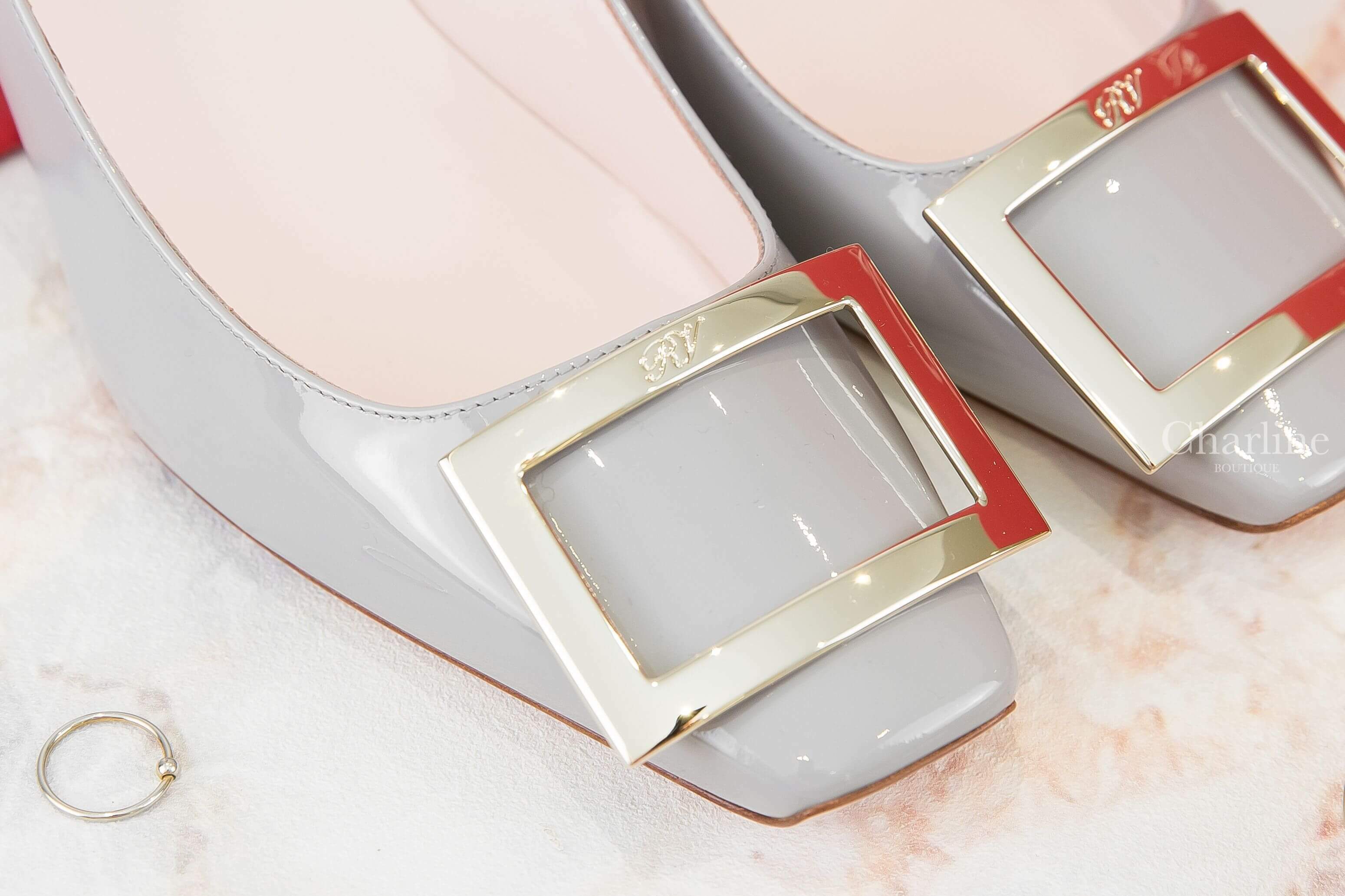 Roger Vivier Trompette Metal Buckle Pumps In Patent Leather 灰色漆皮淡金色方釦7cm高跟鞋