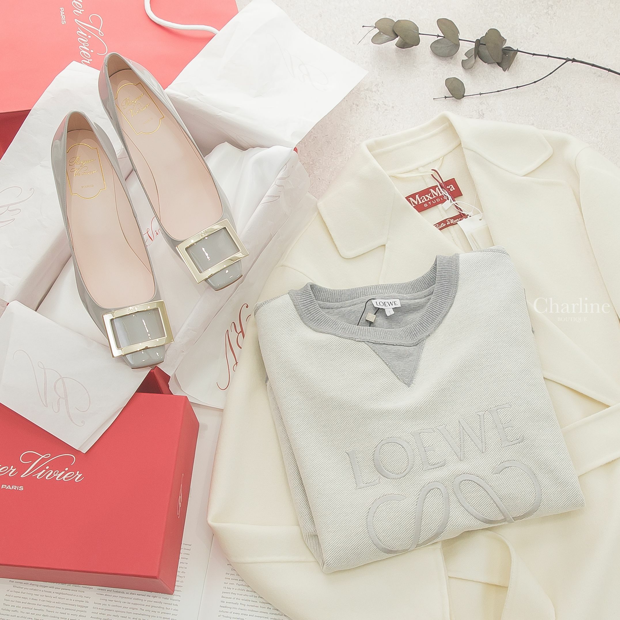 Roger Vivier Trompette Metal Buckle Pumps 灰色漆皮淡金色方釦高跟鞋,Max Mara Studio Abrigo 白色附腰帶綿羊毛長版長領子後開衩長袖外套-Charline Boutique 精品代購