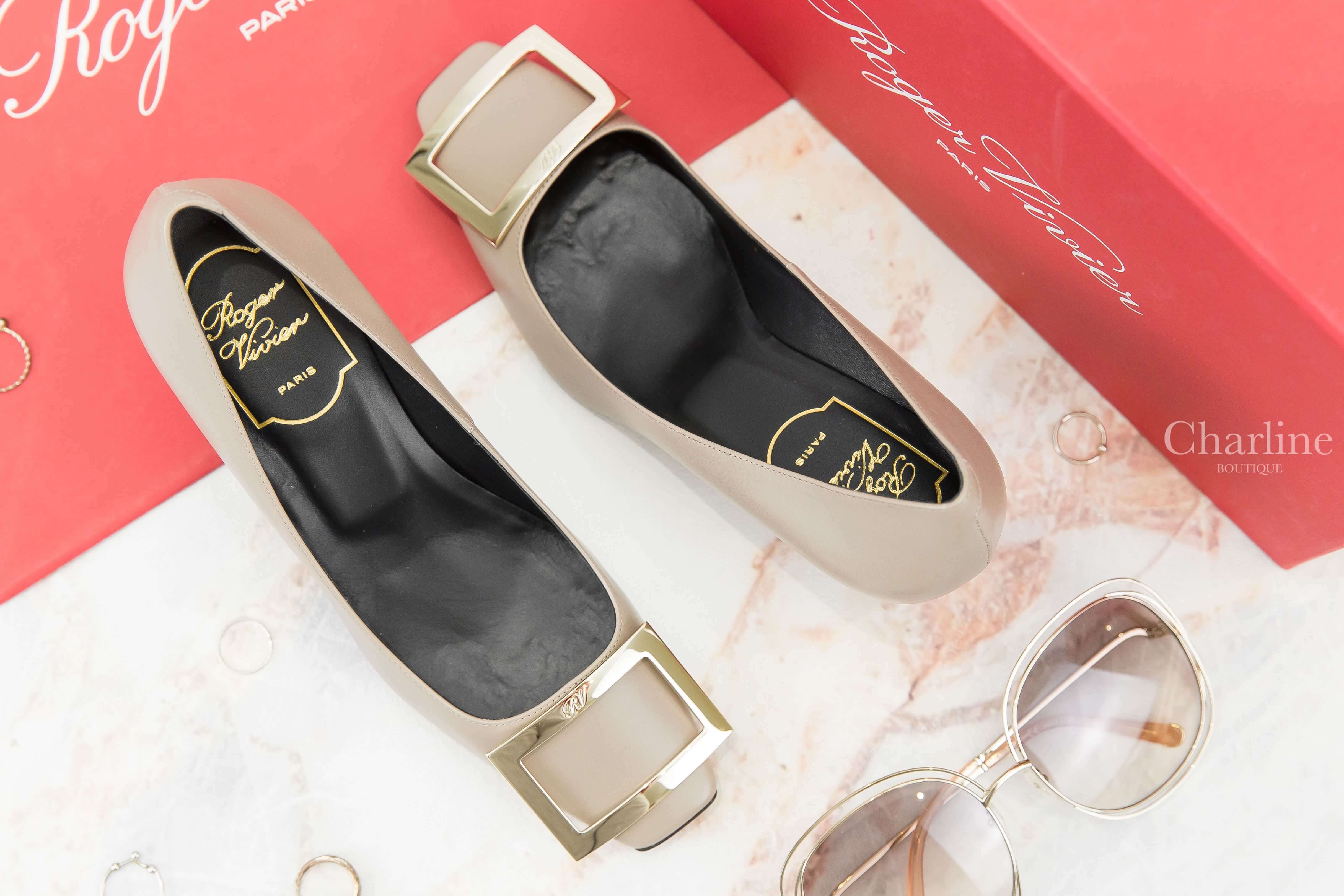 Roger Vivier Trompette Metal Buckle Pumps In Leather 米褐色皮革淡金色方釦7cm高跟鞋-Charline Boutique 精品代購