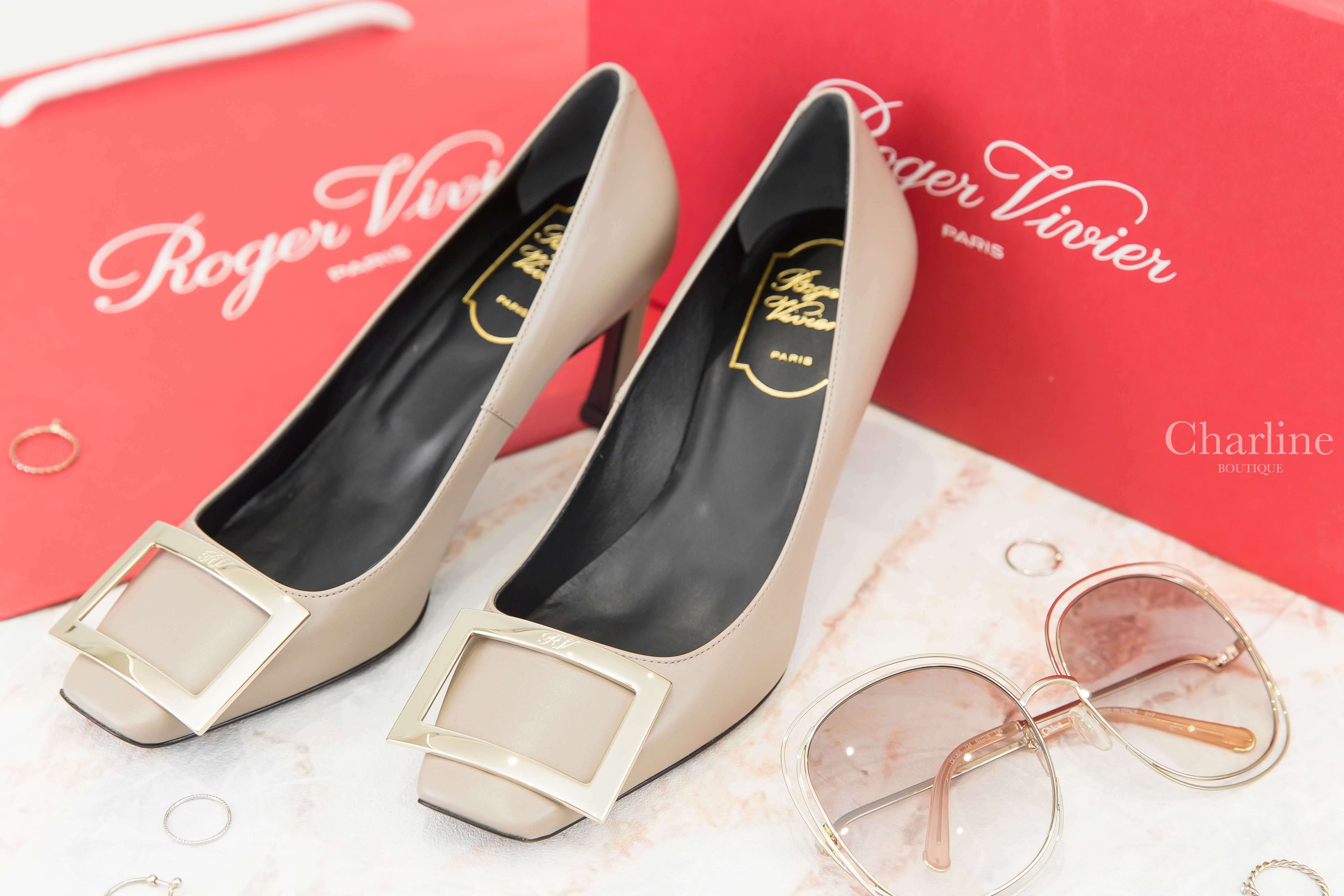 Roger Vivier Trompette Metal Buckle Pumps In Leather 米褐色皮革淡金色方釦7cm高跟鞋-Charline Boutique 精品代購