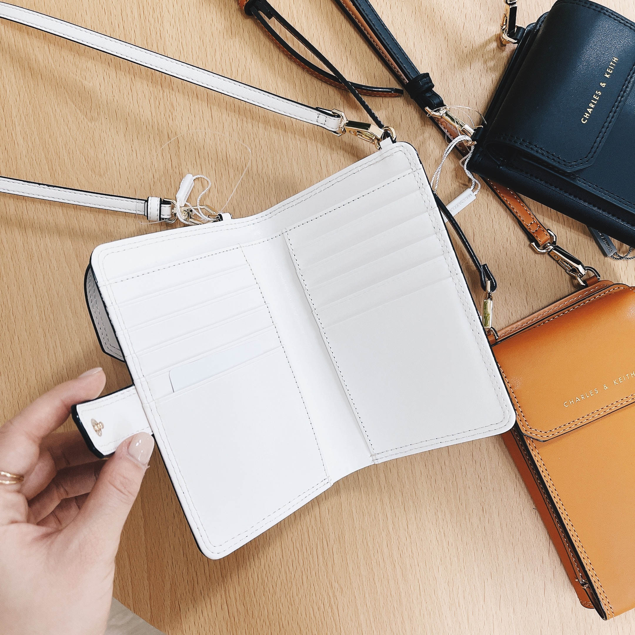 現貨｜CHARLES & KEITH 手機袋｜CHARLES & KEITH Cognac Elongated Pouch Phone Wallet