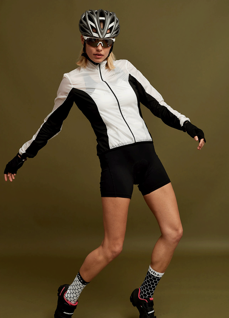 ZERORH+聰明穿搭｜隨身攜帶一件輕薄的風衣可輕易收納，穿搭最是彈性 在東北季風肆虐的季節，上山下海最是可以；不分四季皆可穿著，搭配反光標誌，騎乘更加安全！