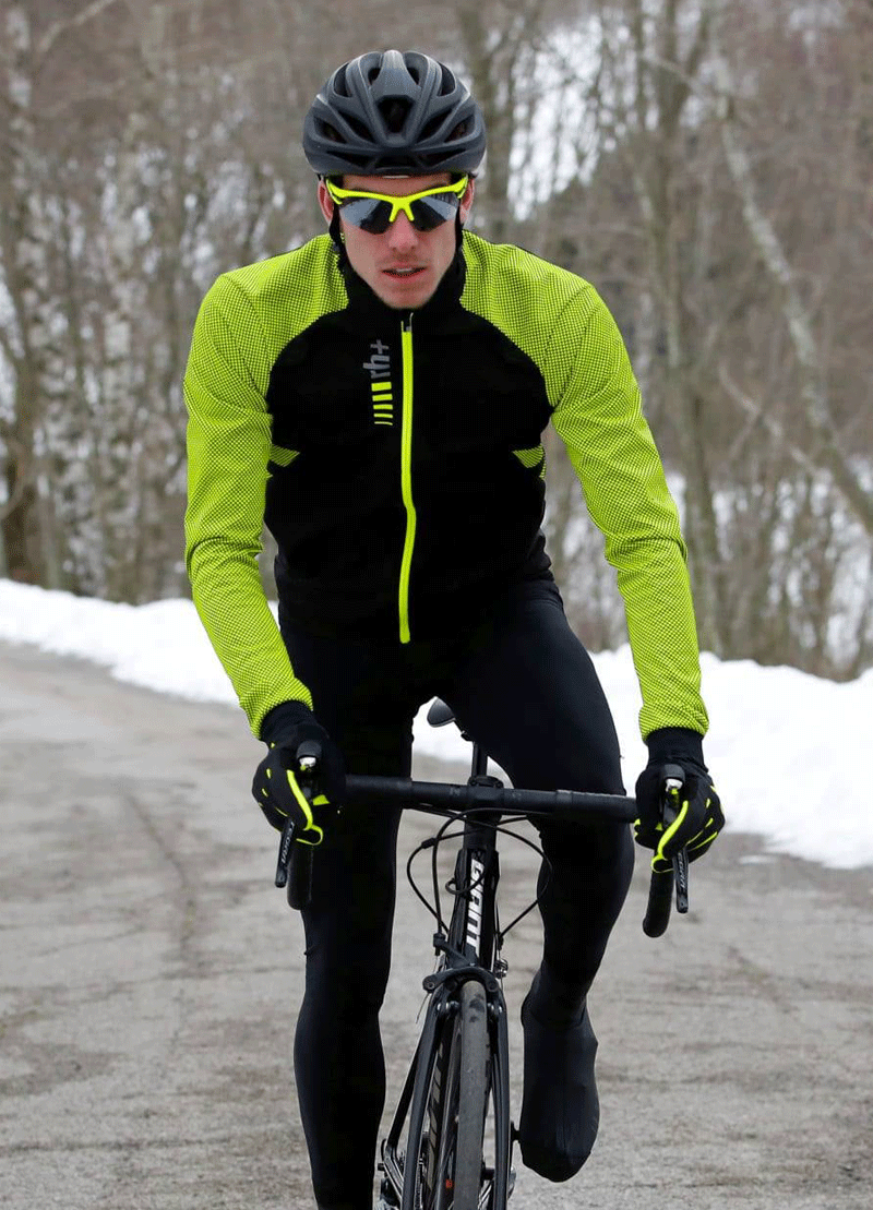 在義大利誕生的ZERORH+擁有雪國DNA，真正懂得對抗低溫！ 頂級雷神外套前擋搭配彈性面料阻擋冷風，背部細刷毛保暖材質，在溫差大的冬季，可有效保溫抵禦寒氣侵襲！