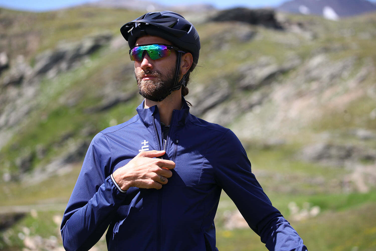 單車運動輕鬆騎｜專為秋天製作風雨衣系列，讓運動選擇更加多樣，自行車防風防潑水外套簡裁滿足不同需求，打造輕盈舒適！因應台灣多變秋天濕涼氣候，提供彈性、 防風、防潑水、高透氣強大功能，讓汗水與濕氣不在逗留，從裡到外都能夠乾爽舒適。