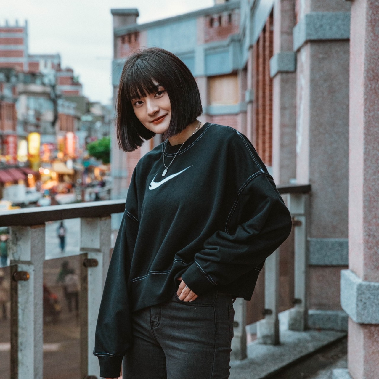 *特價商品售出不退換*女裝 NIKE NSW SWOOSH OVERSIZED 白色 黑色 粉色 咬標 縫線 寬版 衛衣 短版 大學T【DO7212-010】OFFWS