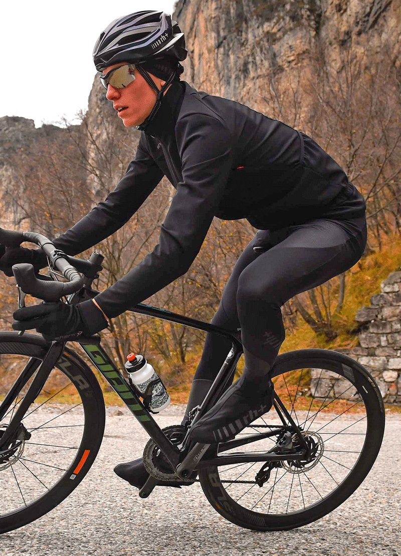 因應多變的濕冷氣候，鯊魚(SHARK)系列車衣，擁有柔軟的面料，提供耐磨、彈性、防風、防潑水、高透氣強大功能，讓汗水與濕氣不在逗留，從裡到外都能夠乾爽舒適。