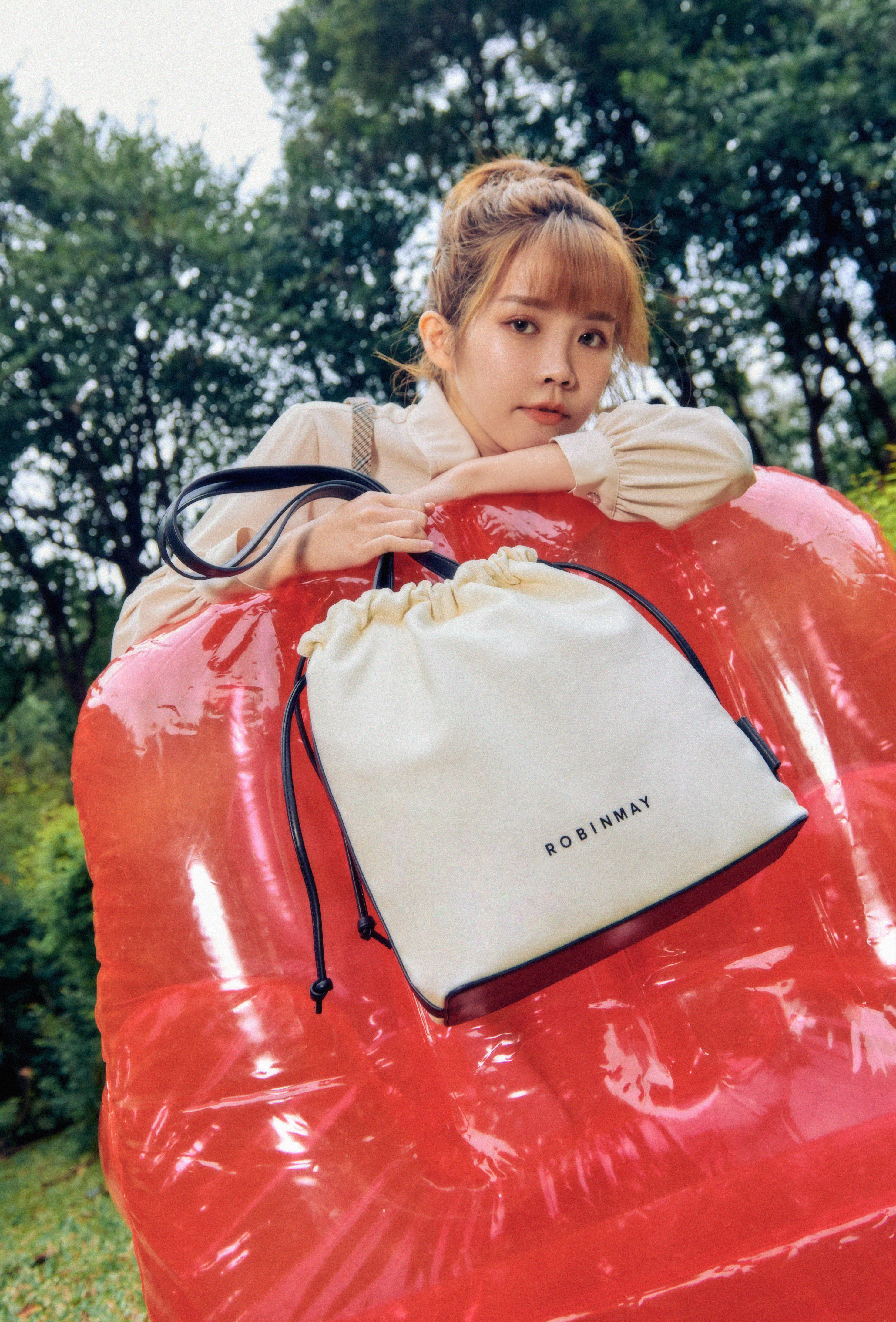 基本的黑色系與淺白的帆布做撞色搭配