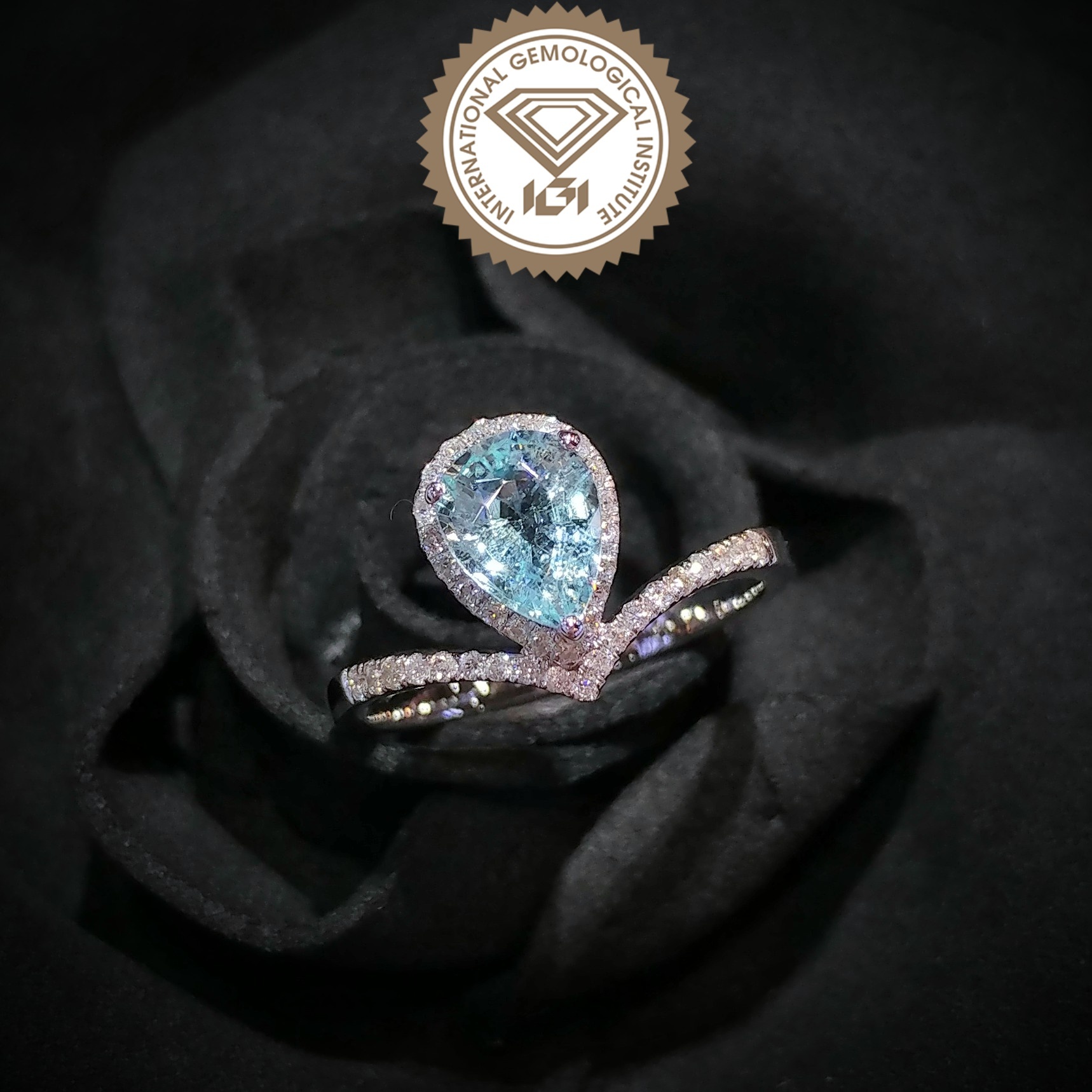 18K White Gold 0.93ct Paraiba and Diamond Ring
