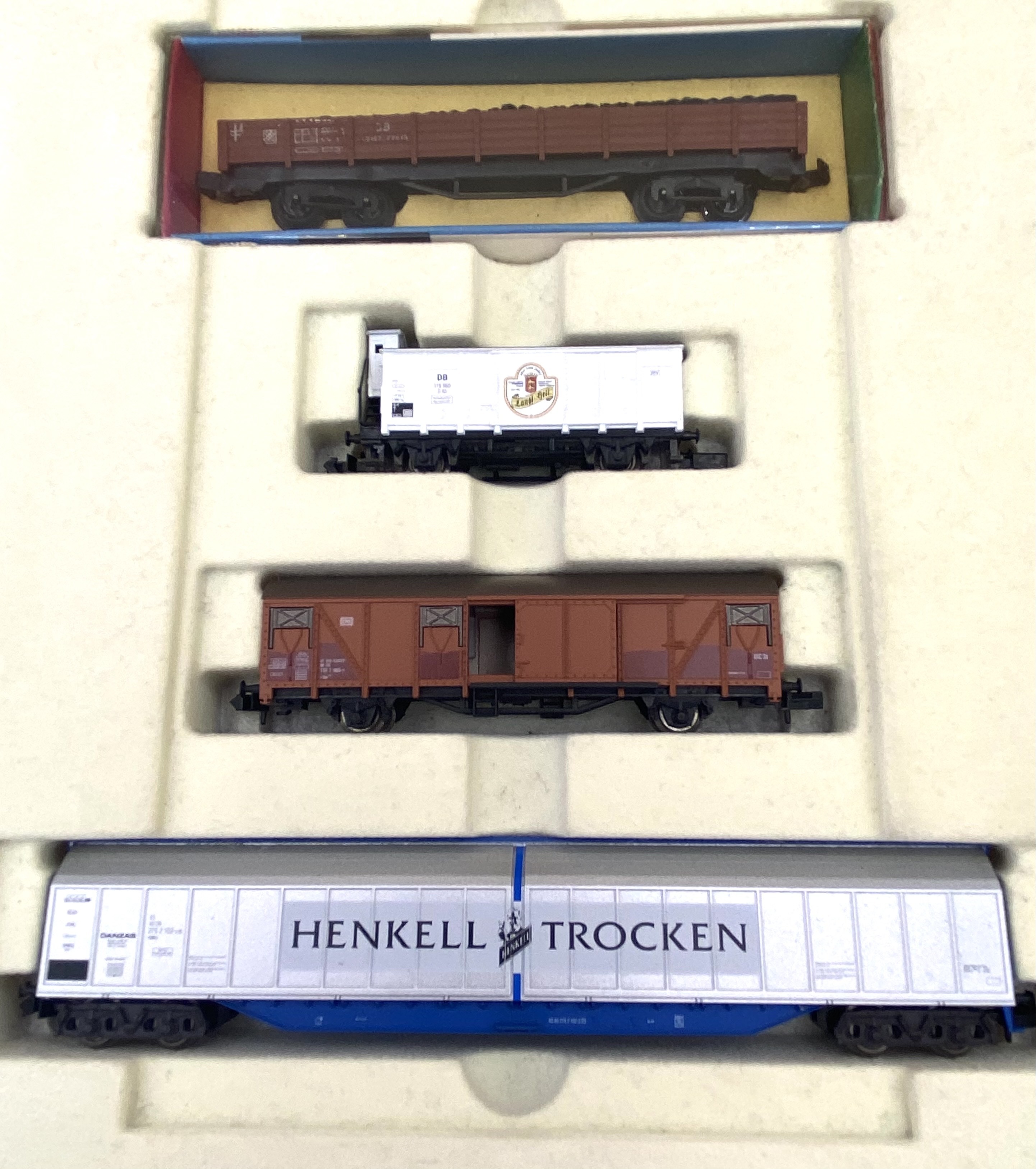 Arnold 0440 N scale 40 year anniversary,  Box car set, wood container