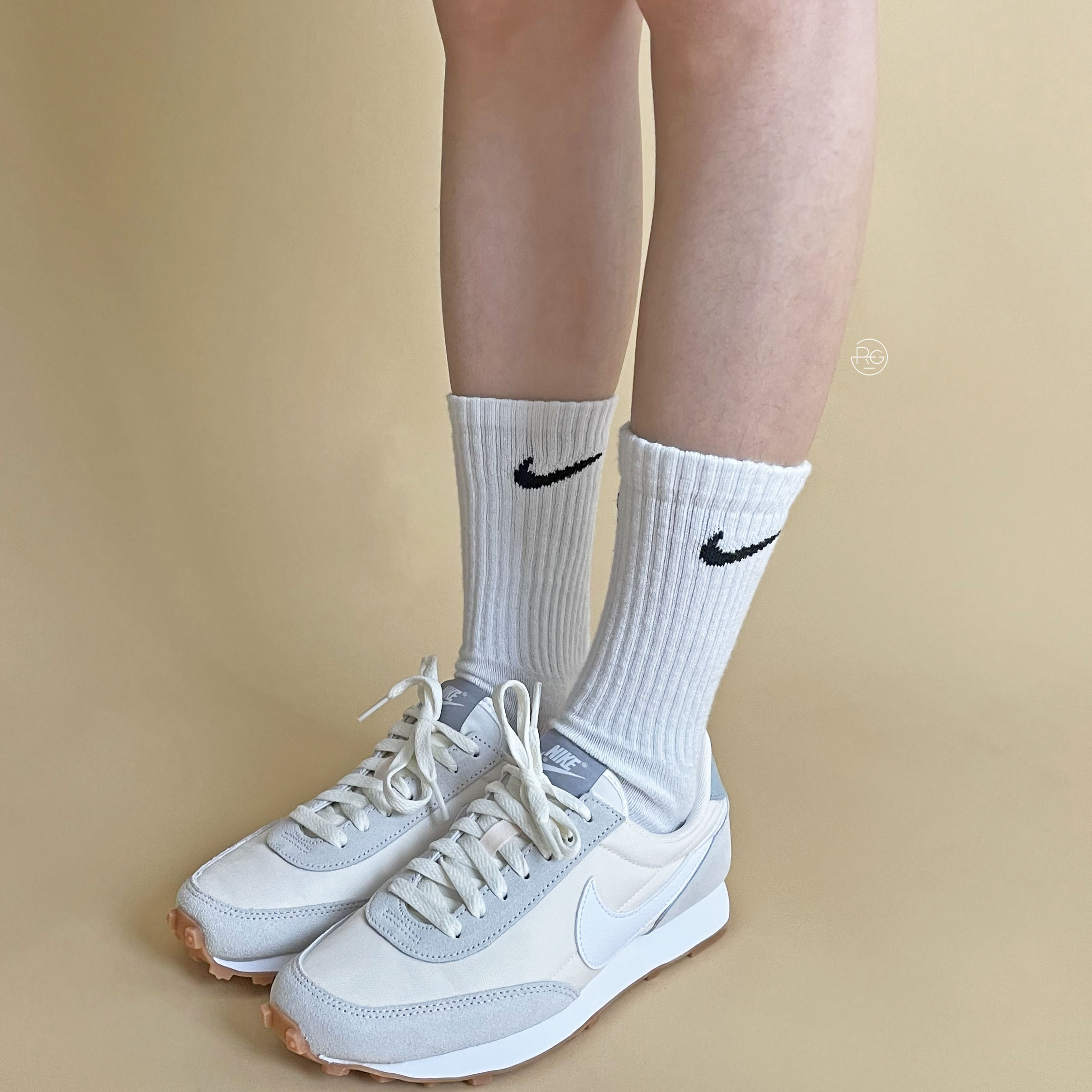 Nike Daybreak 奶油白焦糖底女生實穿側面照