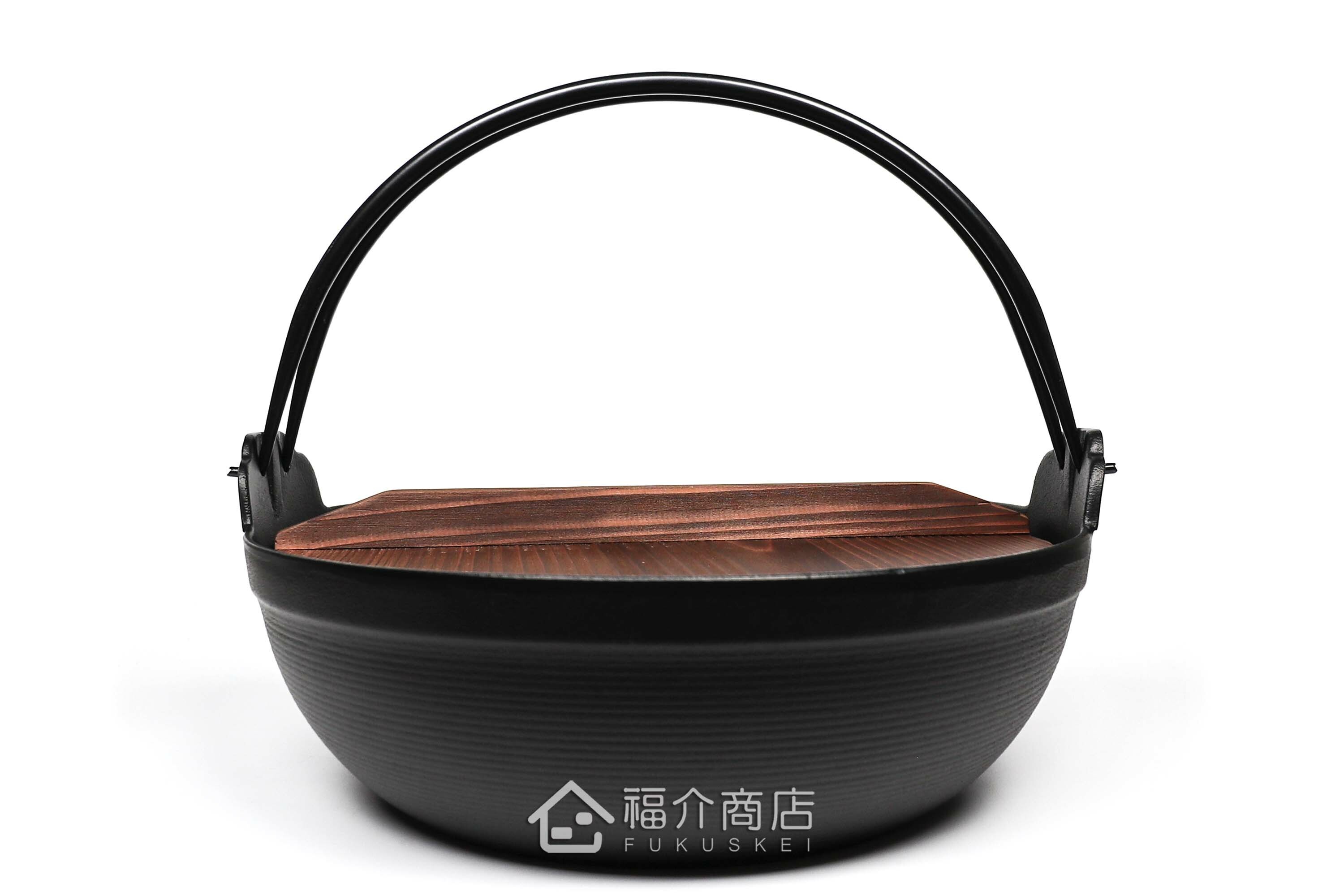 煮火鍋或湯的黑色鑄鐵鍋